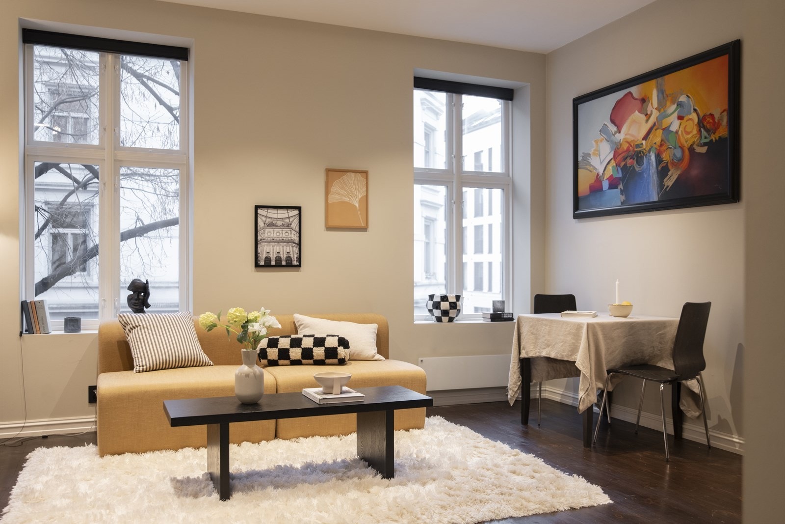 Gjennomgående lyse og tidsriktige fargevalg på veggene. Galleribilde