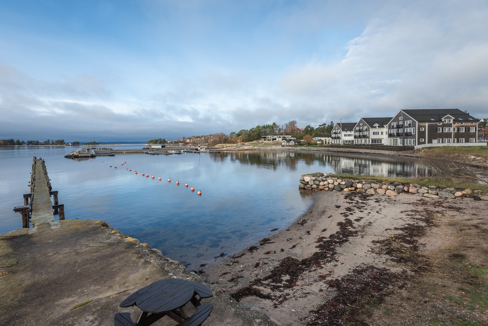 Populære Støtvig Hotel, med spa, restaurant og idyllisk beliggenhet ved sjøen, ligger ca. 1,4 km fra boligen. I nærområdet finner du også sandstrand, båthavn og det lokale møtestedet Losen. Galleribilde