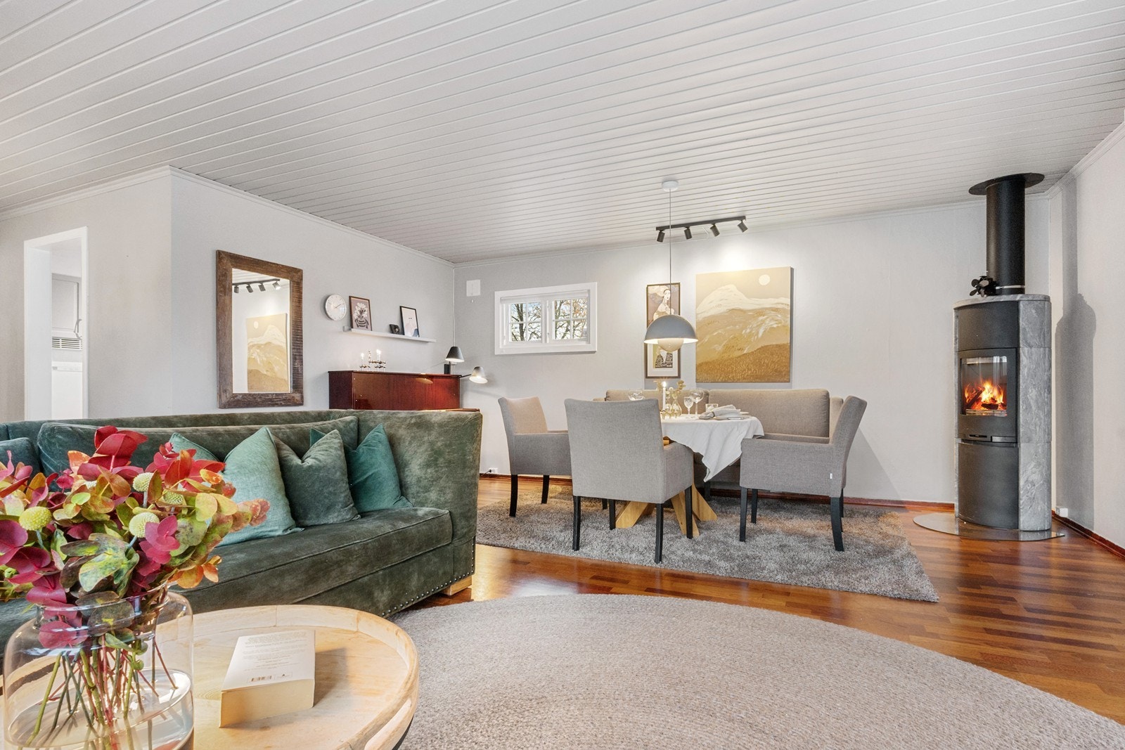 Stuen fremstår lys og innbydende, med delikate fargevalg og gode møbleringsmuligheter for både sofagruppe og spiseplass. Galleribilde