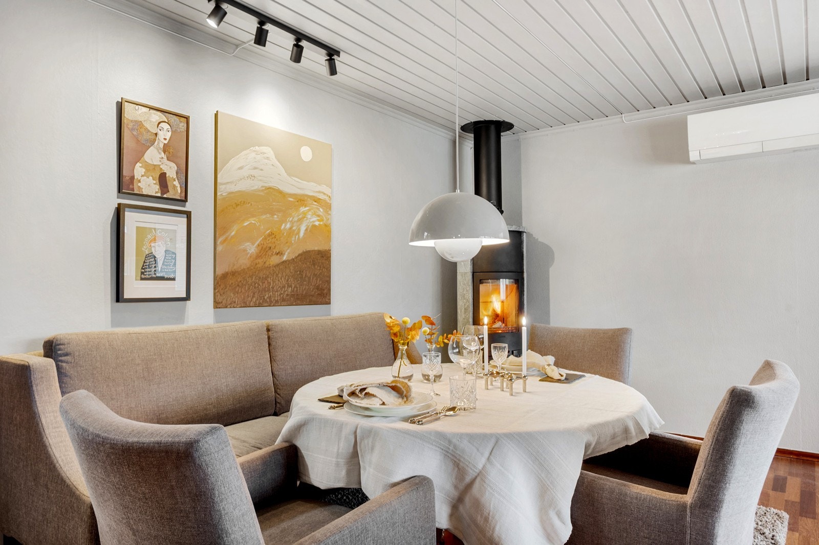 En flott peisovn fungerer som et naturlig samlingspunkt på kjølige dager. Galleribilde