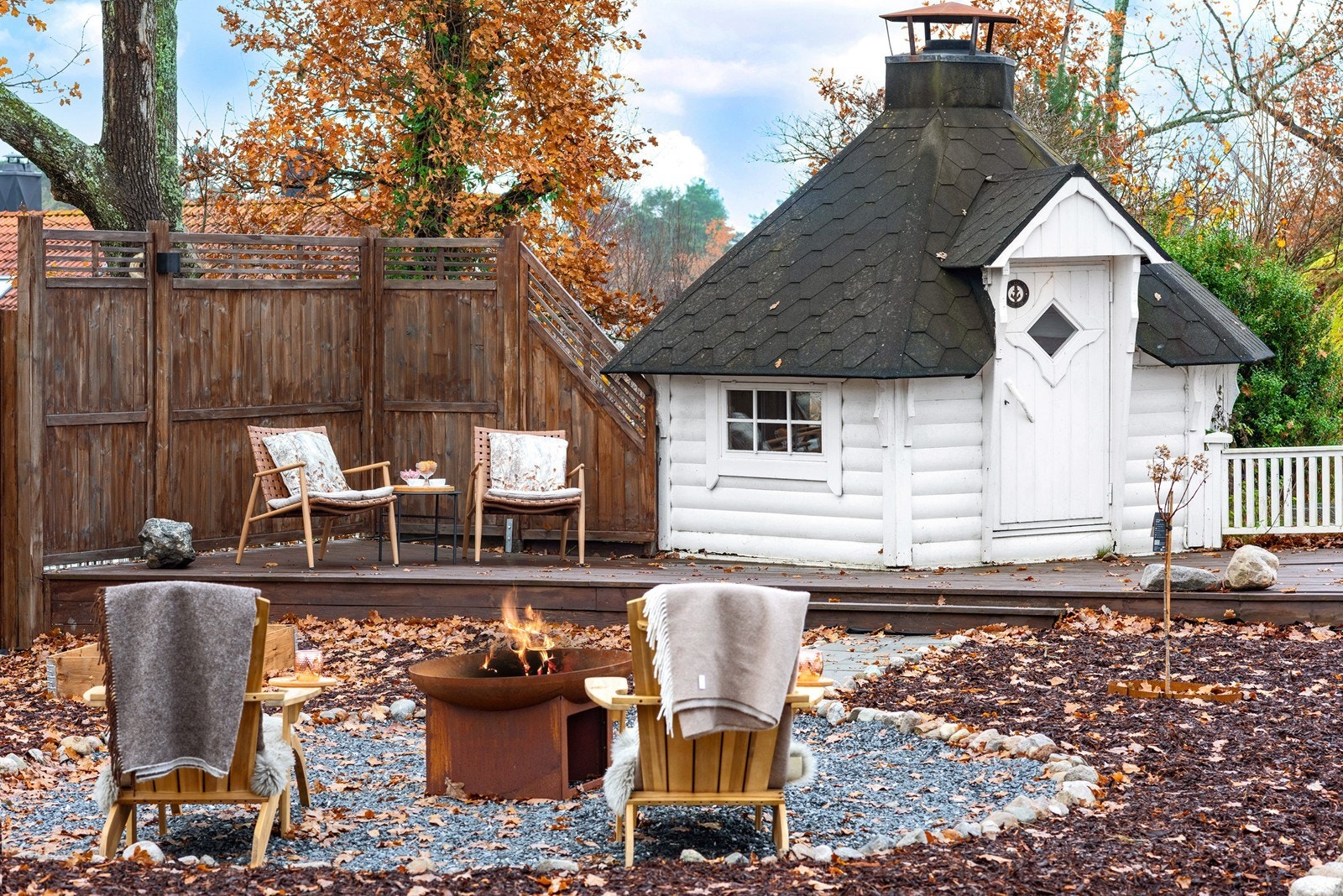 Stemningsfull uteplass med bålpanne og grillhytte - et perfekt sted å samles med familie og venner året rundt. Galleribilde