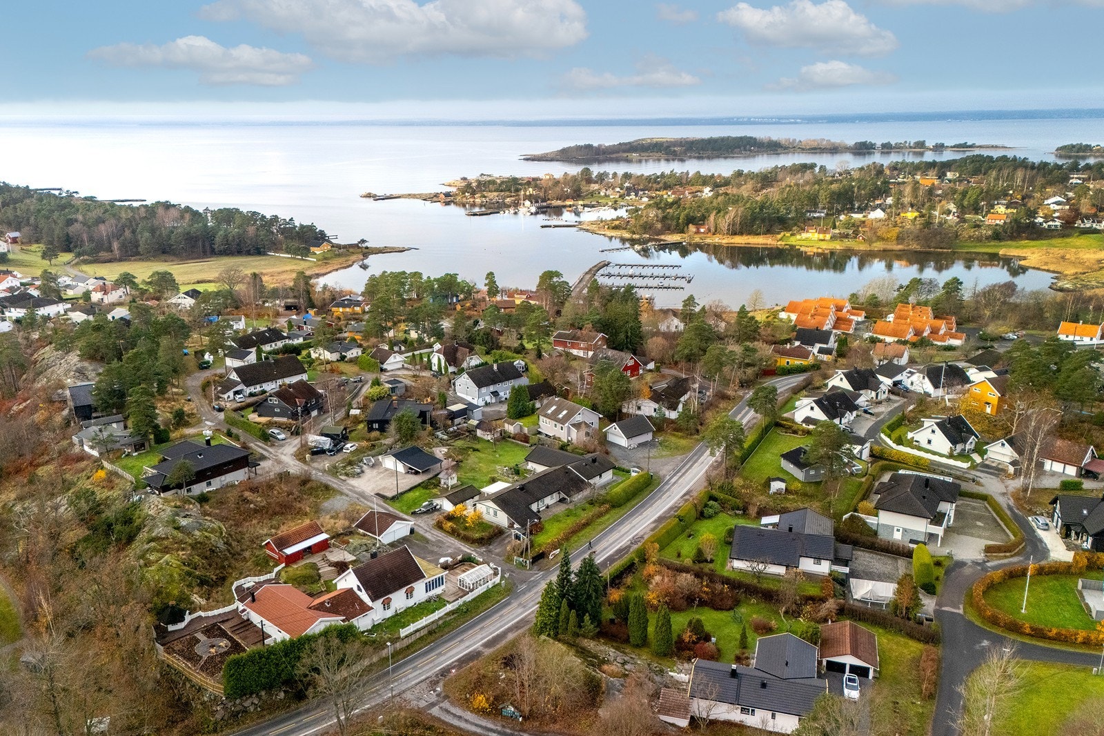 Boligen har idyllisk beliggenhet kun en kort kjøretur unna det meste for enkelt å kombinere fjord-, by- og friluftsliv. Galleribilde