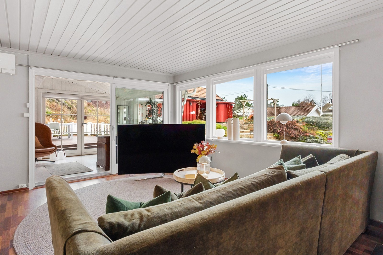 Store vindusflater gir rikelig med dagslys og skaper en sosial og behagelig atmosfære. Galleribilde