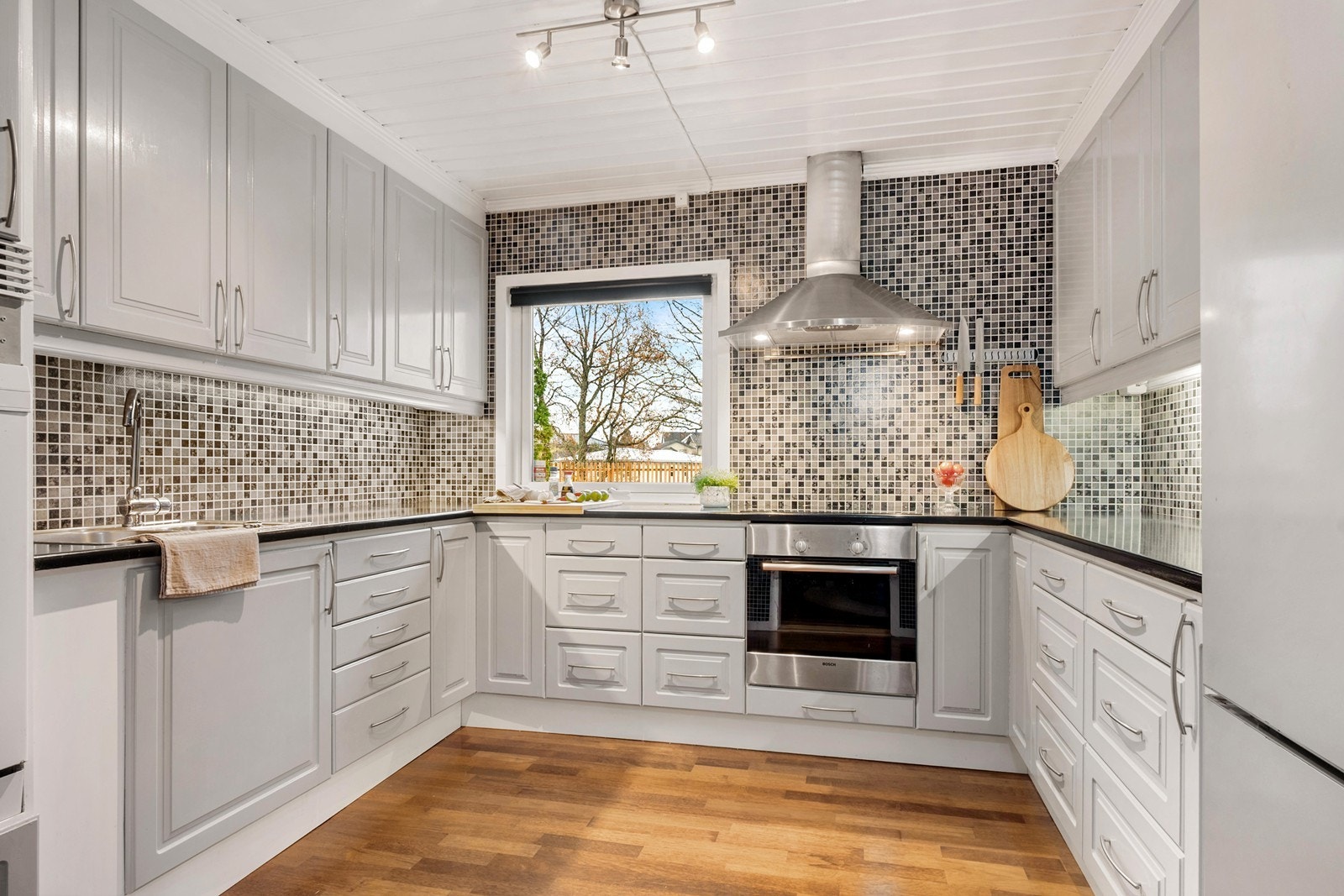 Kjøkkenet ligger adskilt fra stuen og fremstår romslig og funksjonelt. Galleribilde