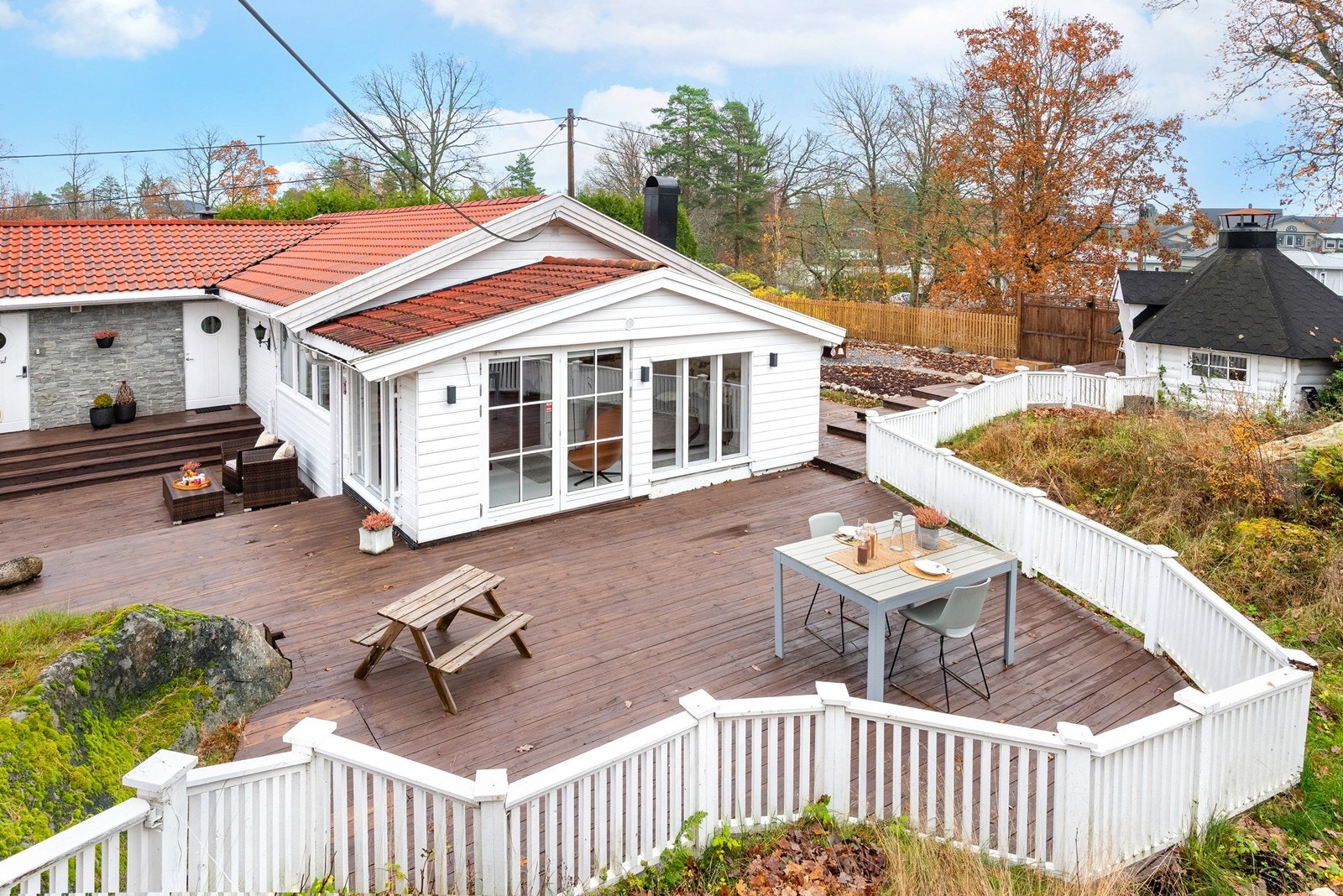 Dette er en seksjonert tomannsbolig hvor alt ligger praktisk til på én flate - perfekt for deg som ønsker en lettvint og komfortabel hverdag med eneboligfølelse. Galleribilde