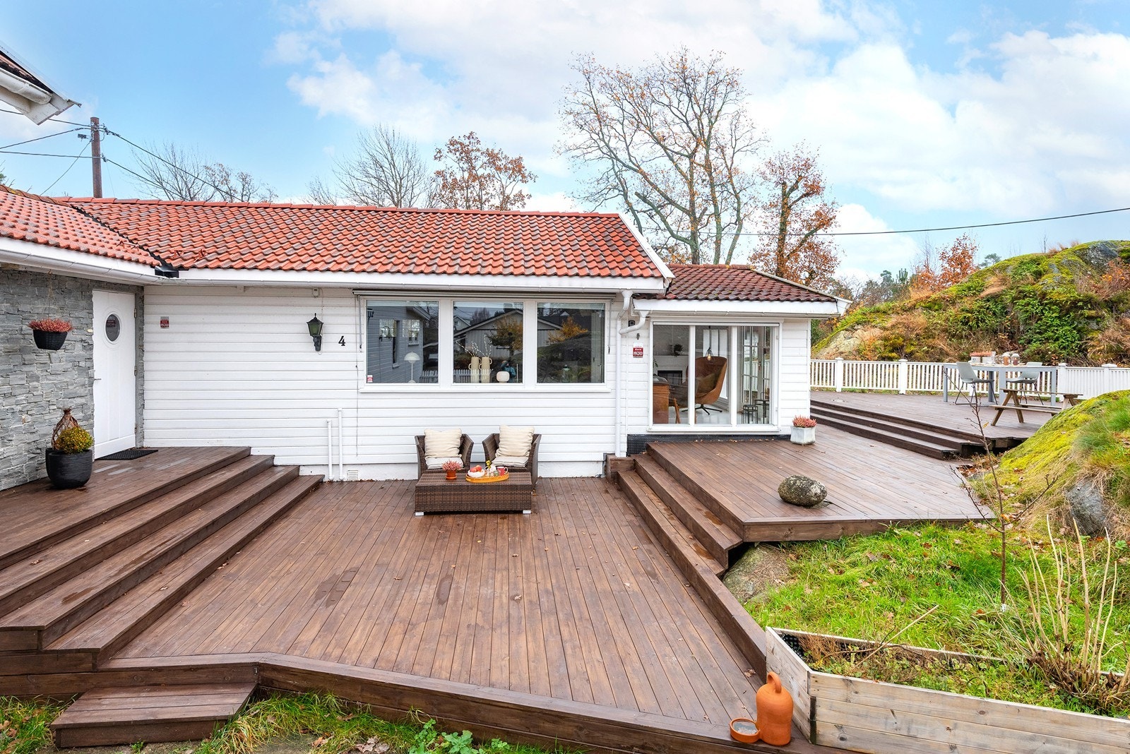 Eiendommen byr på koselige og pent opparbeidede uteområder med flere trivelige terrasser. Galleribilde