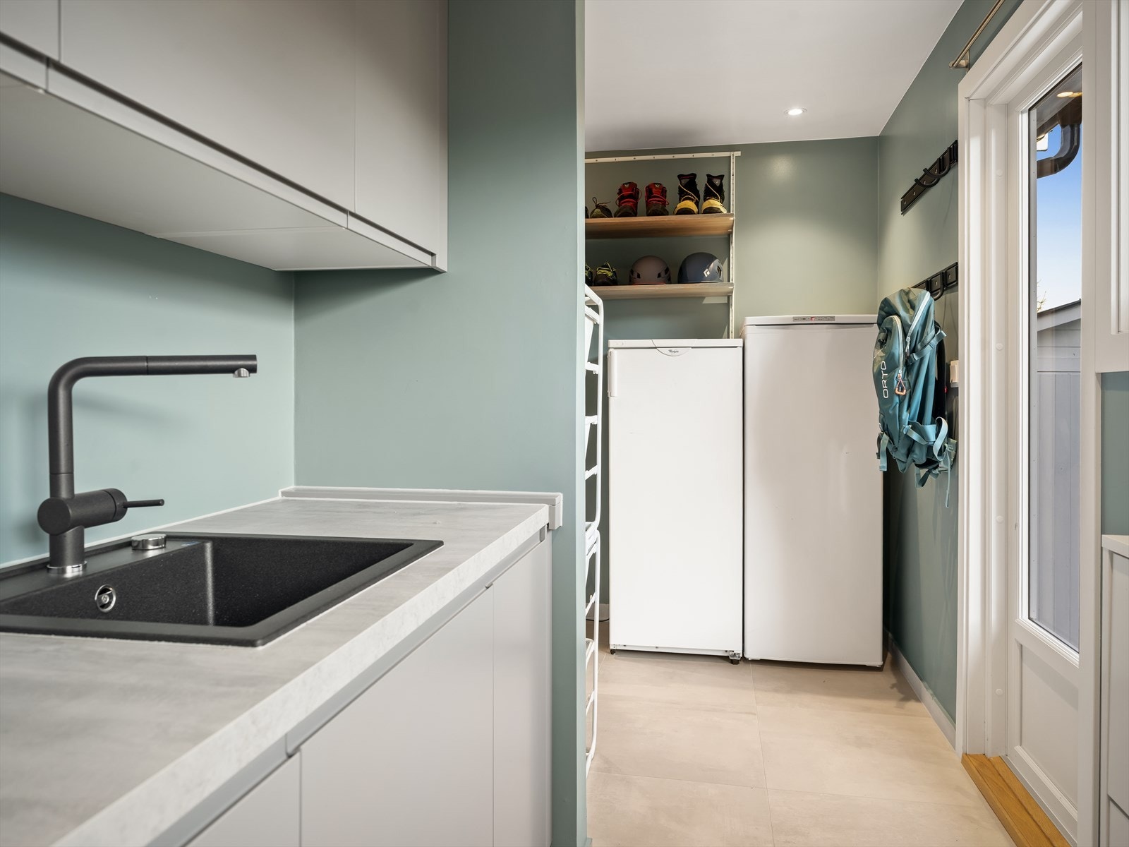 Fra vaskerommet er det utgang til hagen Galleribilde