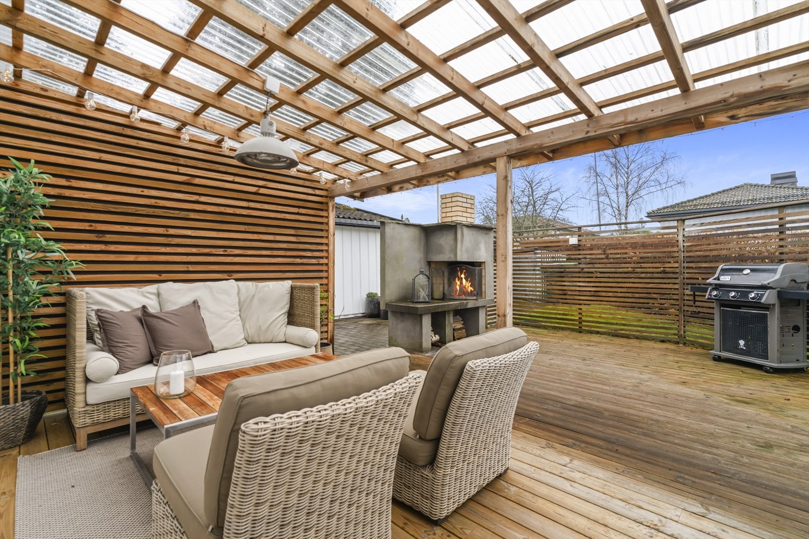 Utenfor stuen er det overbygget terrasse med plass til utemøbler - ideelt for sommermåltider og avslapning. Egen utepeis gir ekstra hygge Galleribilde