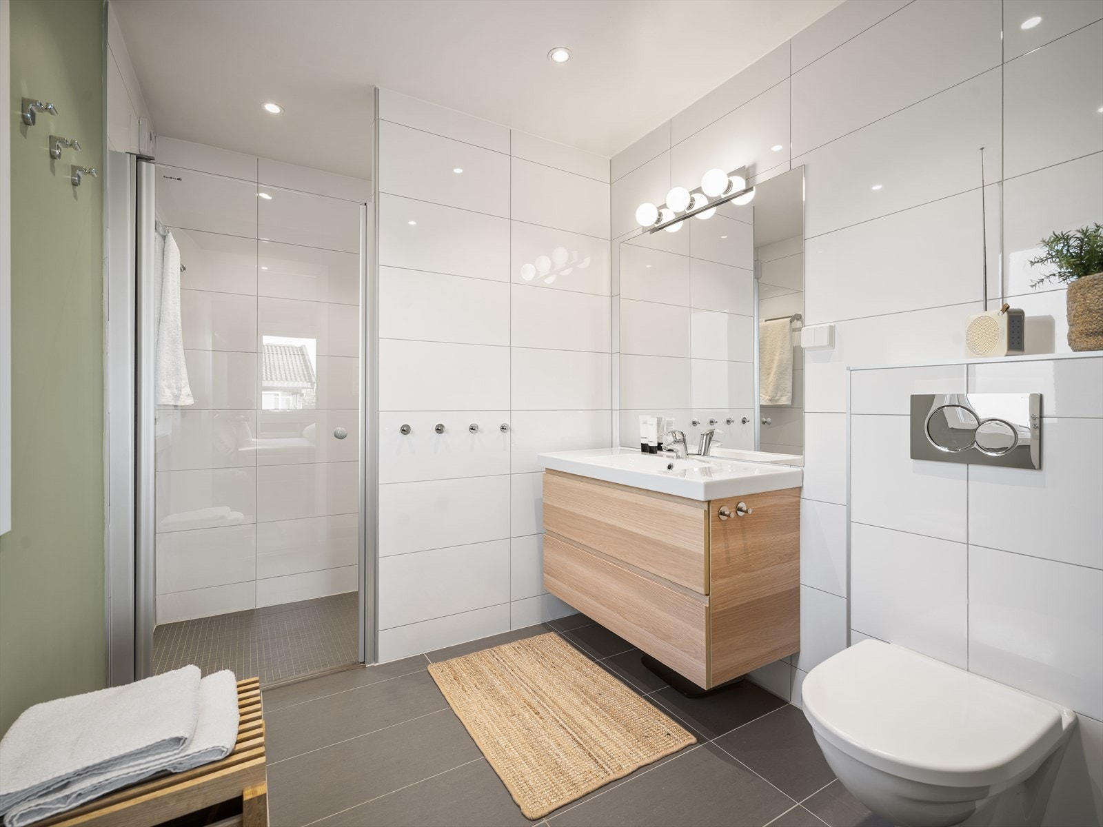 Boligen byr på 2 flislagte bad. Badene ligger i boligens første etasje og er godt utstyrt Galleribilde