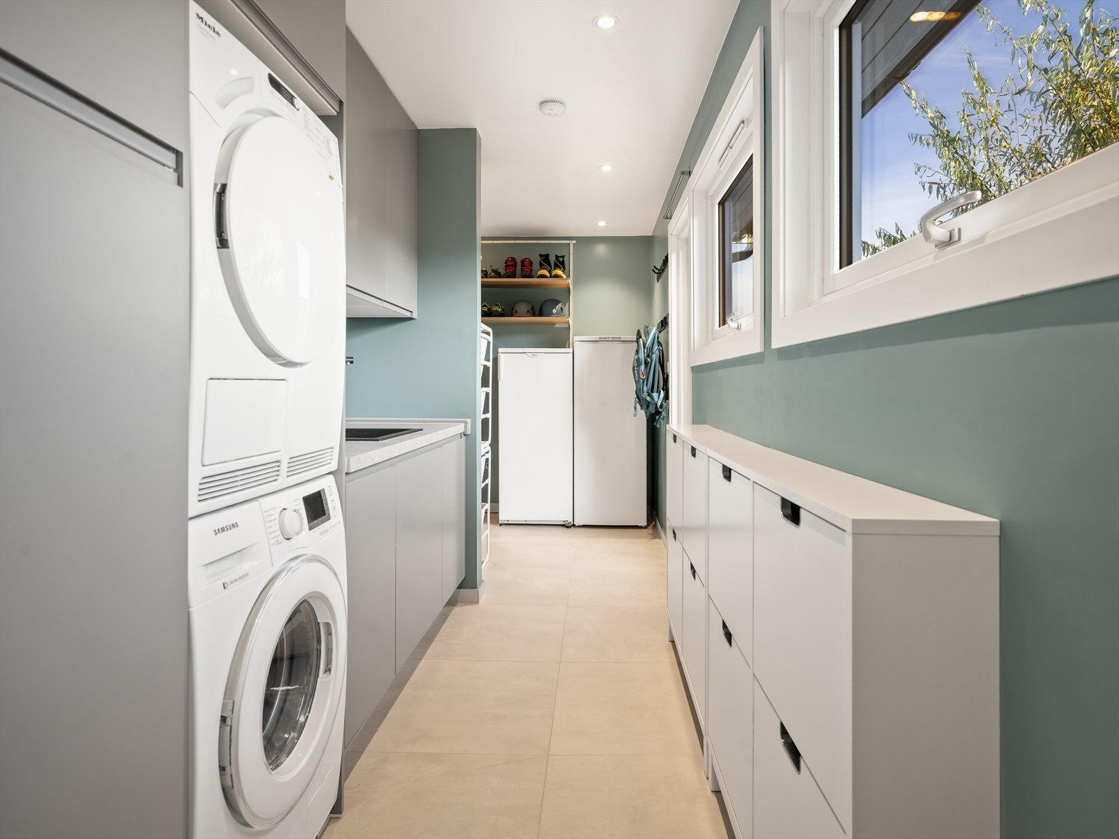 Boligen er utstyrt med eget vaskerom, her er det godt med skap -og lagrinsplass samtidig som det er god plass til klestørken Galleribilde