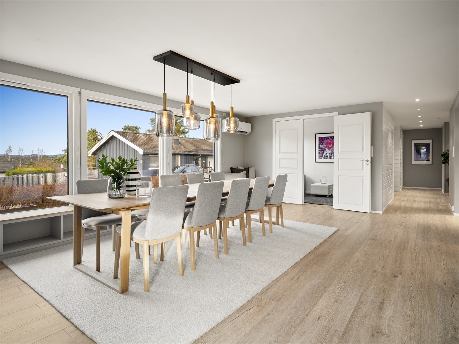 Store vindusflater og åpen løsning gir en følelse av rom og lys. Galleribilde