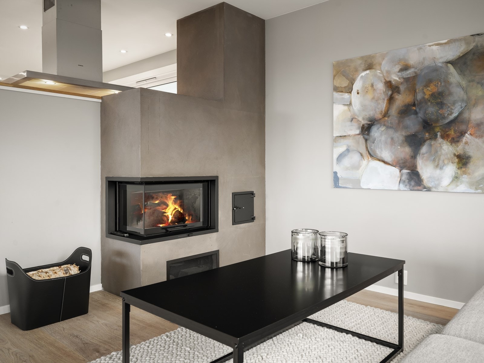 I stuen er det installert mursteinspipe med nytt røykrør og peis med innsats.
Det ble utført tilsynskontroll fra MIB 23.10.2025 hvor det ikke er avdekket avvik under tilsyn. Galleribilde