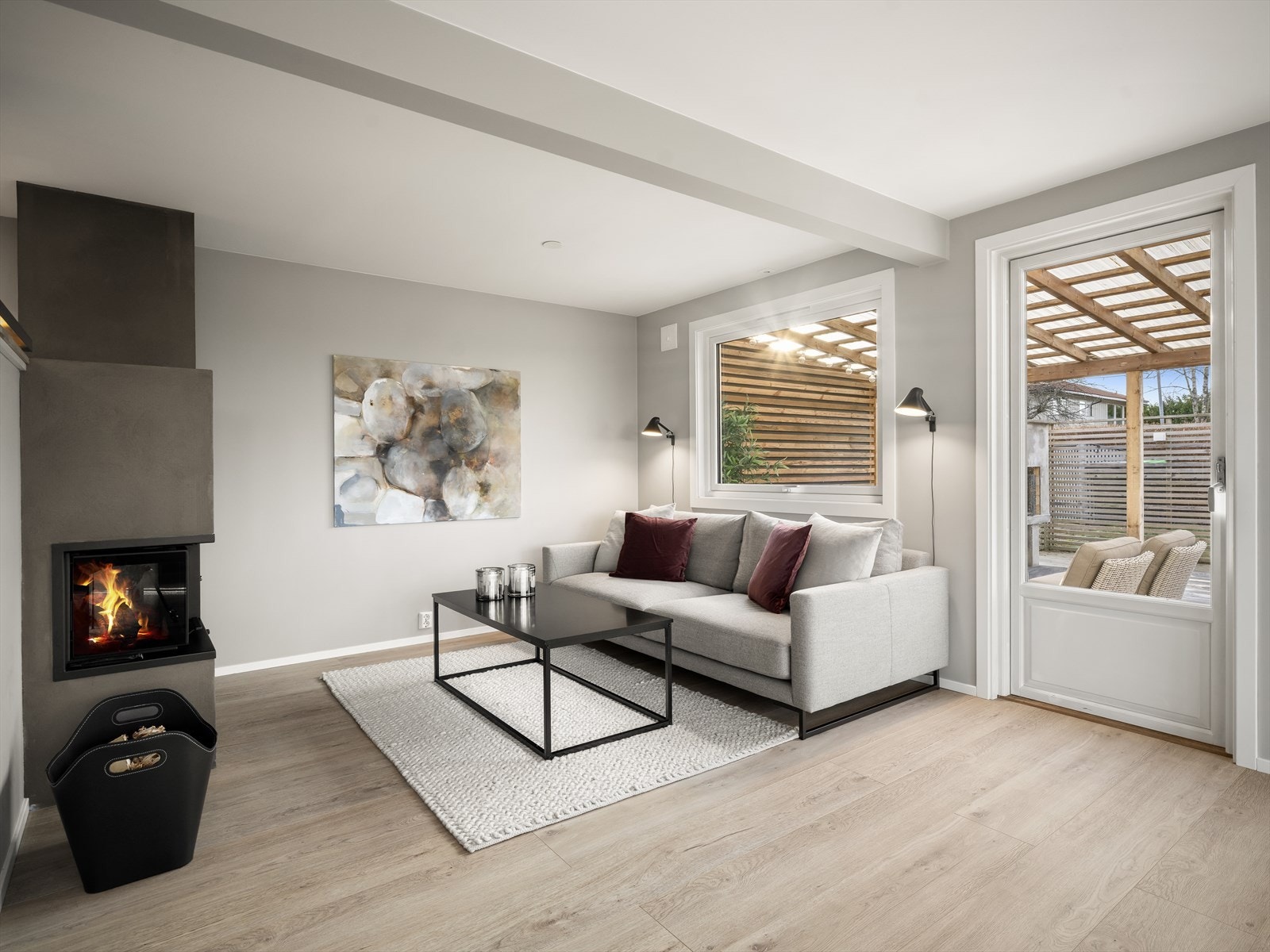 Fras tuen er det direkte utgang til terrasse og hage - perfekt for sommerdager og sosiale sammenkomster. Galleribilde