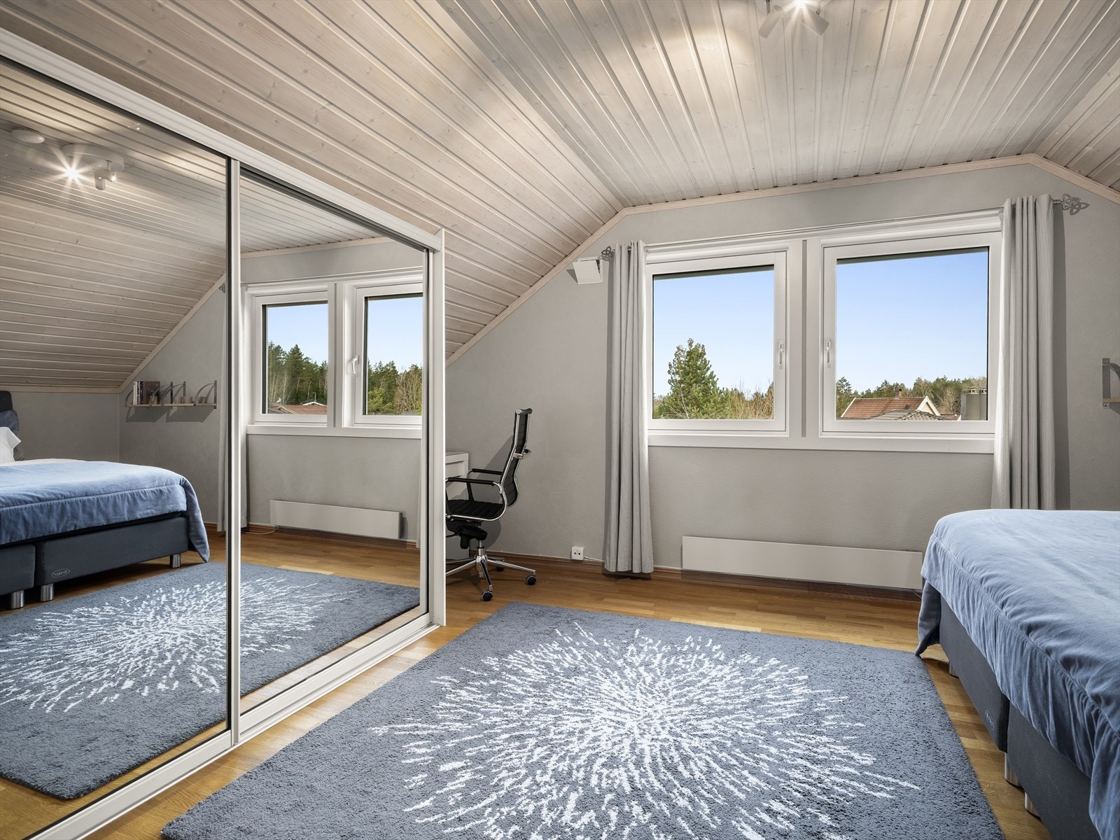 Ett av boligens soverom finner vi i andre etasje. Rommet har godt med gulvplass og det er montert skyvedrøsgarderobe Galleribilde