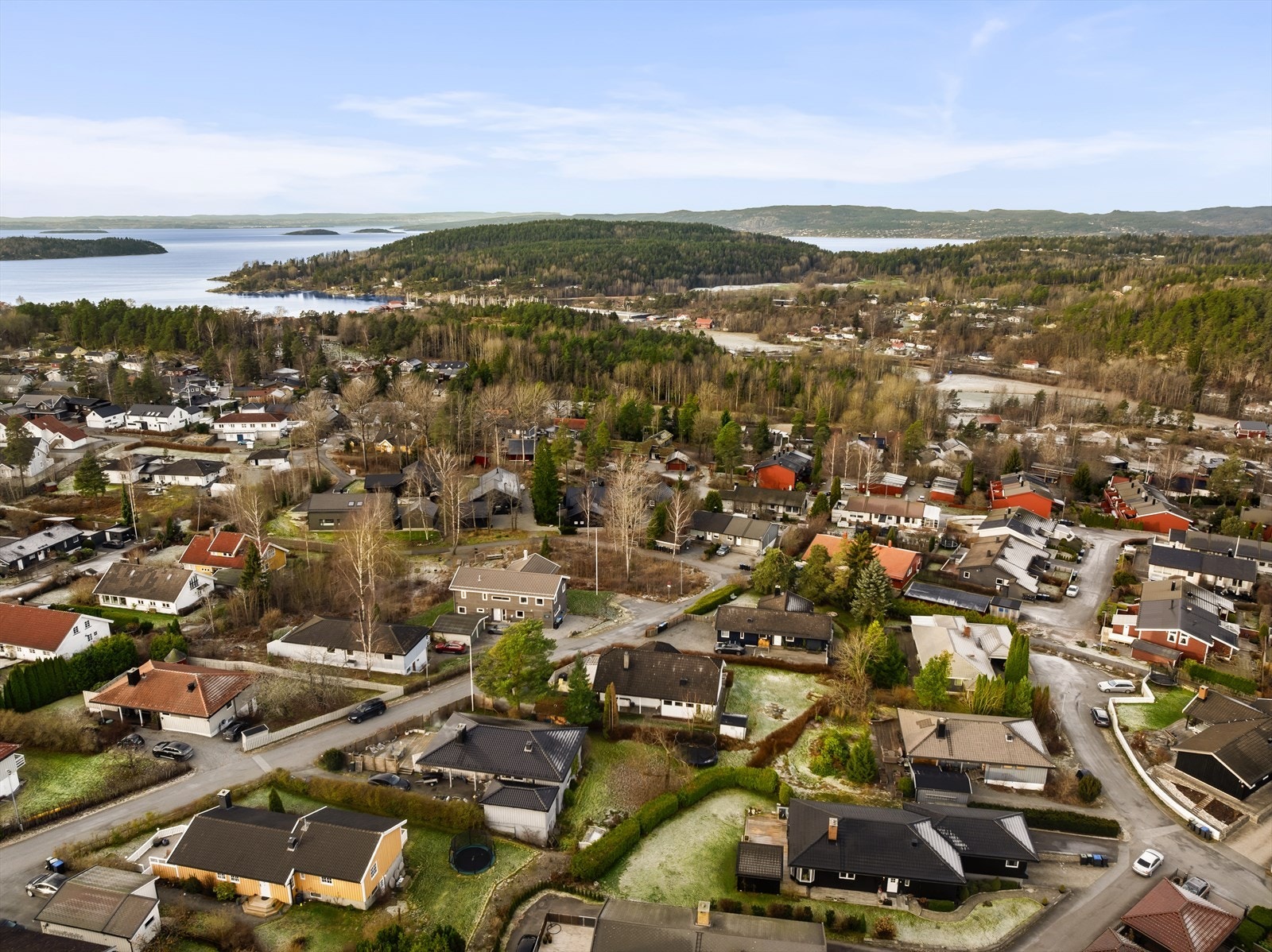 Son sentrum ligger også lett tilgjengelig med dagligvarebutikker, restauranter og servicetilbud. Og en rekke bademuligheter. Galleribilde