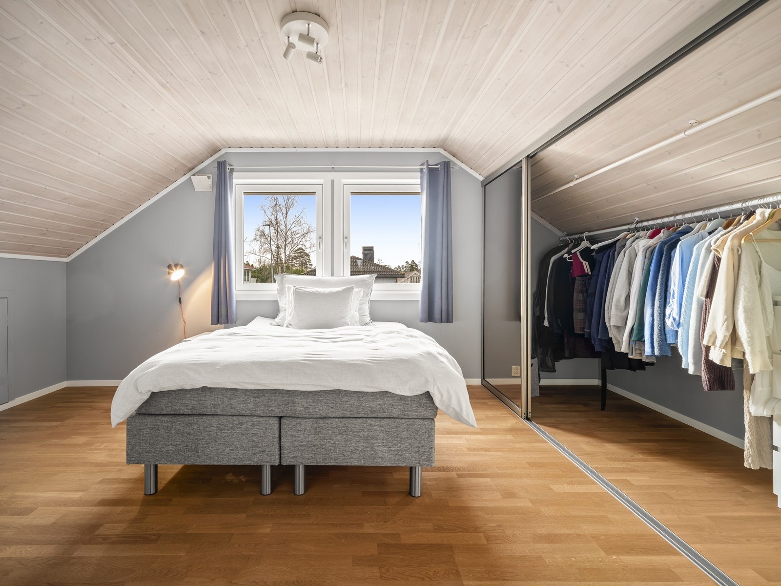 Det andre soverommet i loftetasjen er også av god størrelse og er utstyrt med garderobløsning. Galleribilde