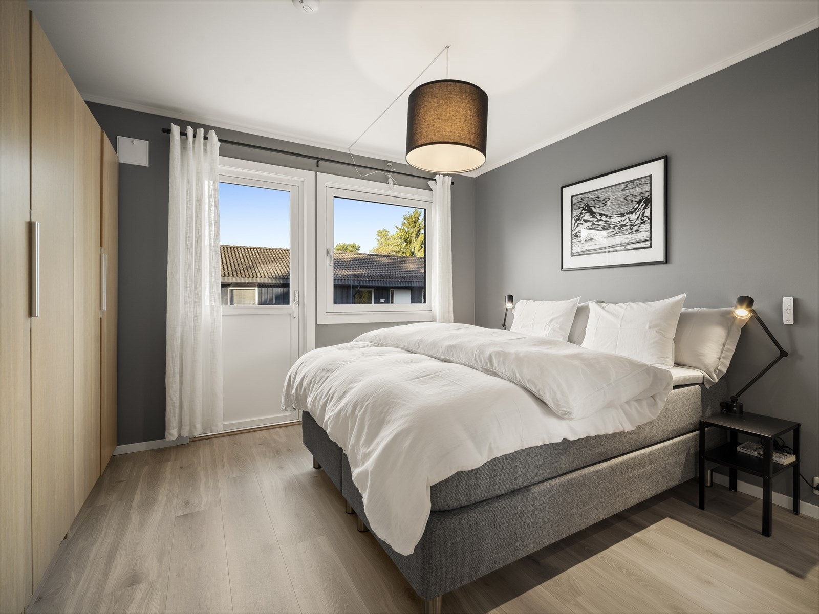 Soverommet har slettmalte veggflater og laminat på gulvet. Galleribilde