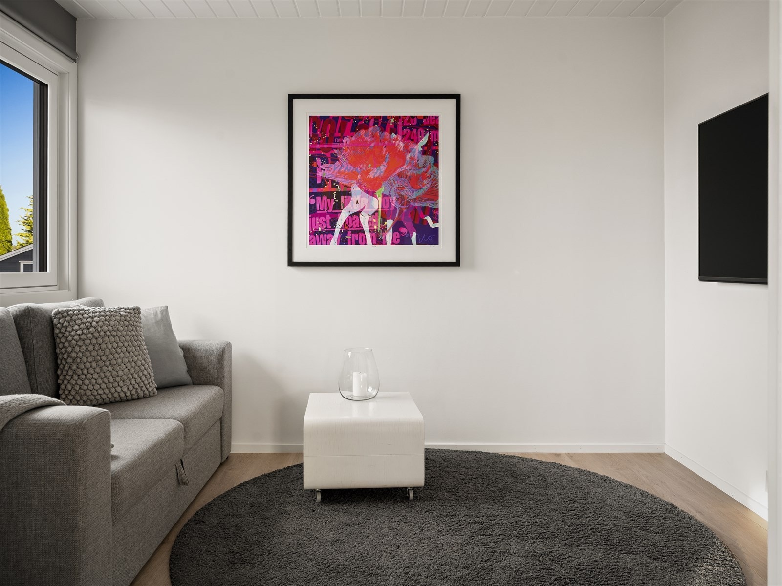 I den ene delen av stuen er det egen TV krok som kan lokkes helt fra de øvrige rommene med skyvedører. Dette rommet kan også benyttes som soverom Galleribilde