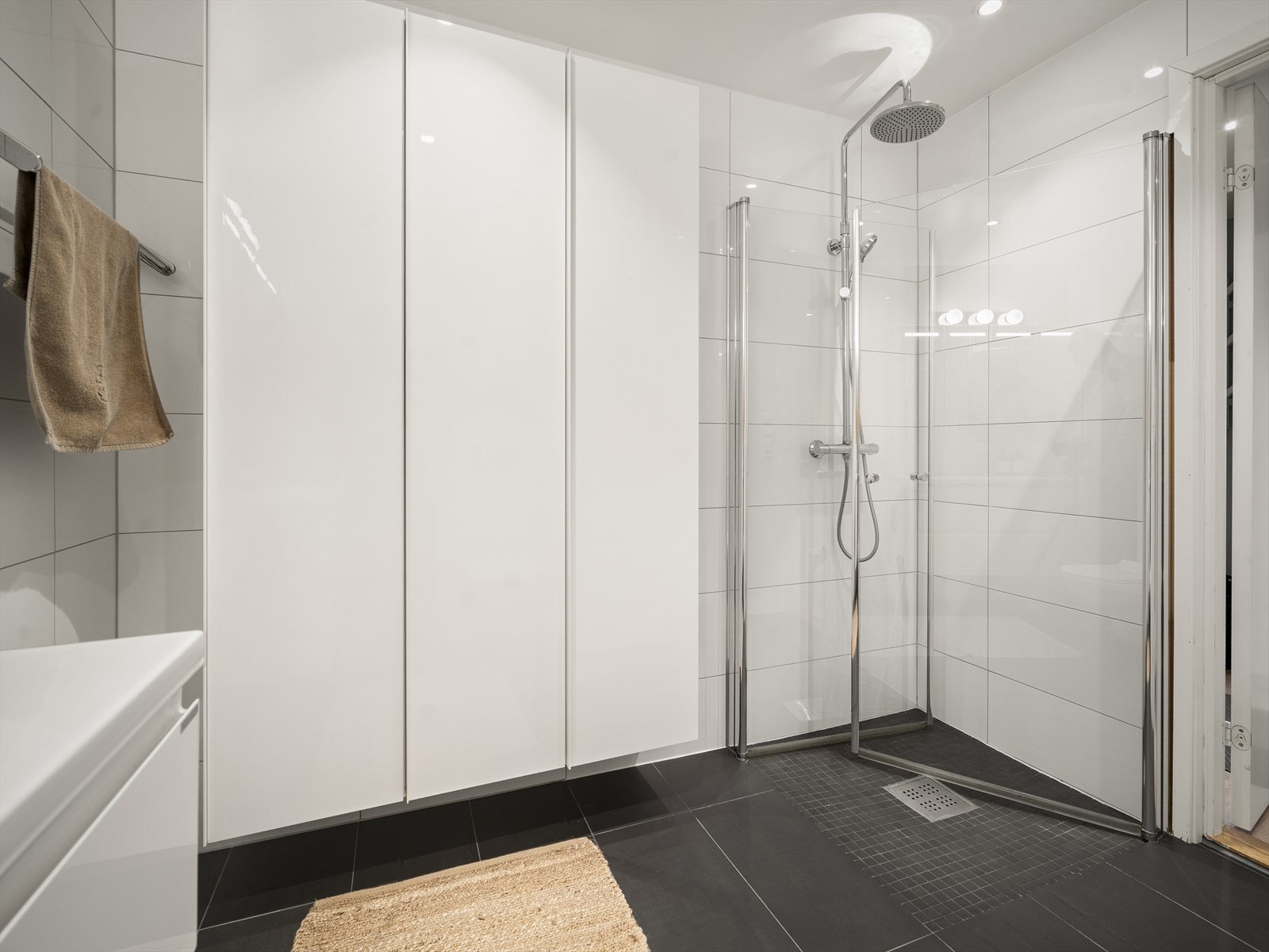 Lekkert flislagt bad fra 2017 Galleribilde