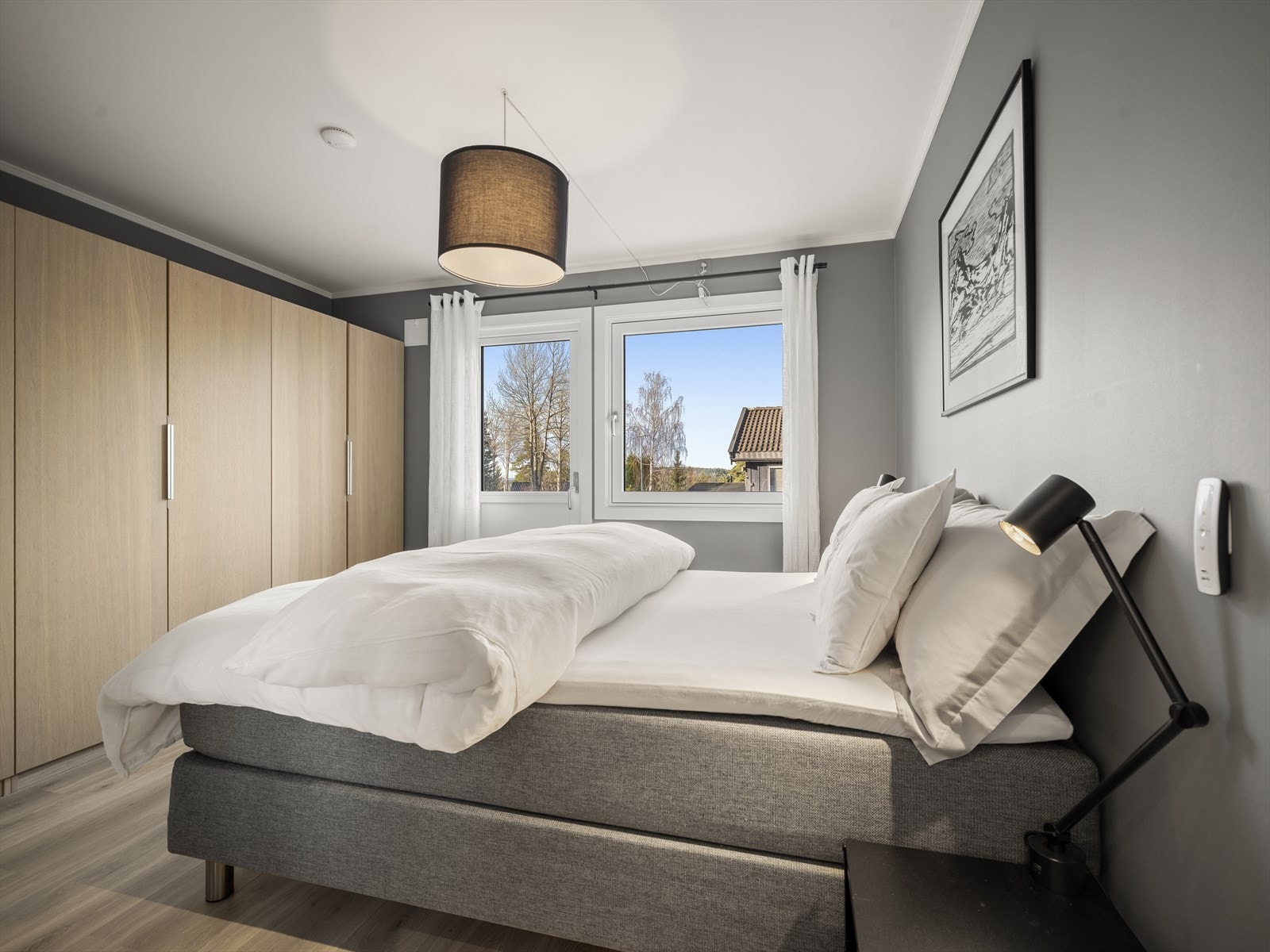 Lekkert soverom utstyrt med romslige garderobeskaper og utgang til hage og terrasse. Elektrisk solskjerming på vinduene Galleribilde