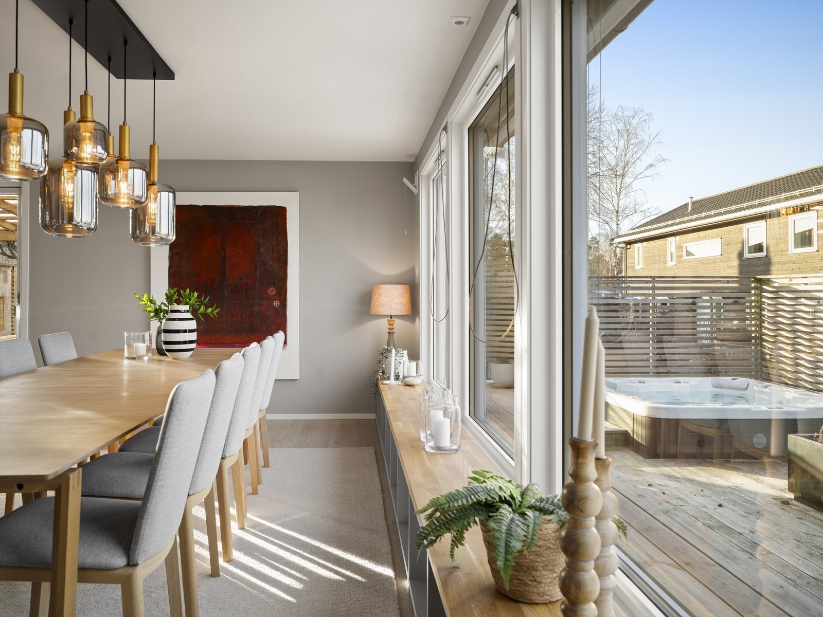 Lys og luftig stue med store vinduer som gir rikelig med naturlig lys. Galleribilde