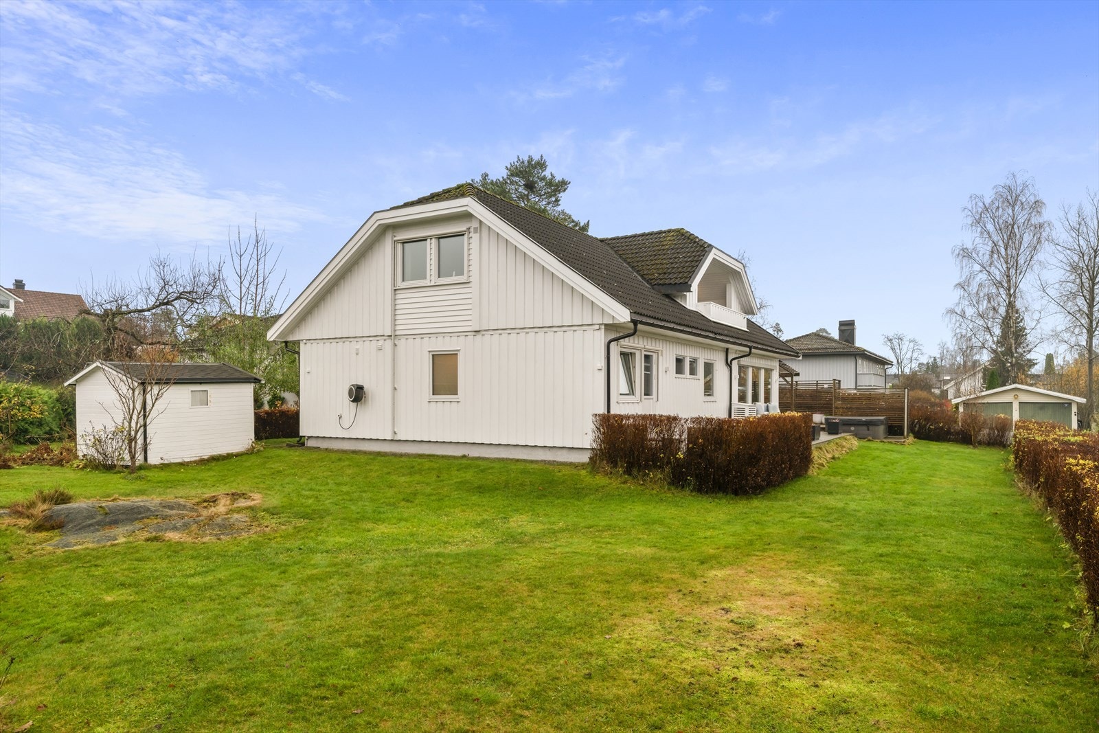 Velholdt hage med gressarealer og beplantning - perfekt for lek og rekreasjon. Her er det plass til både fotballmål og trampoline Galleribilde