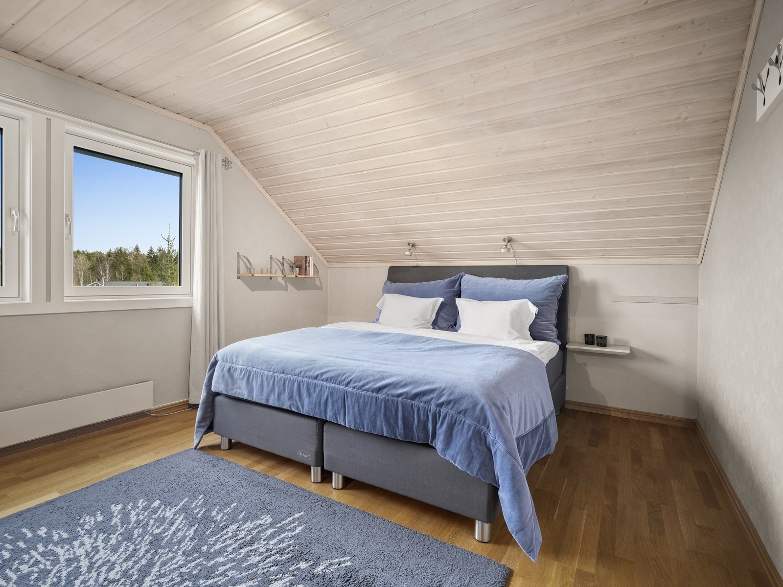 Soverommet har parkett på gulvet, tapetserte/malte veggflater og panelt himling. Galleribilde
