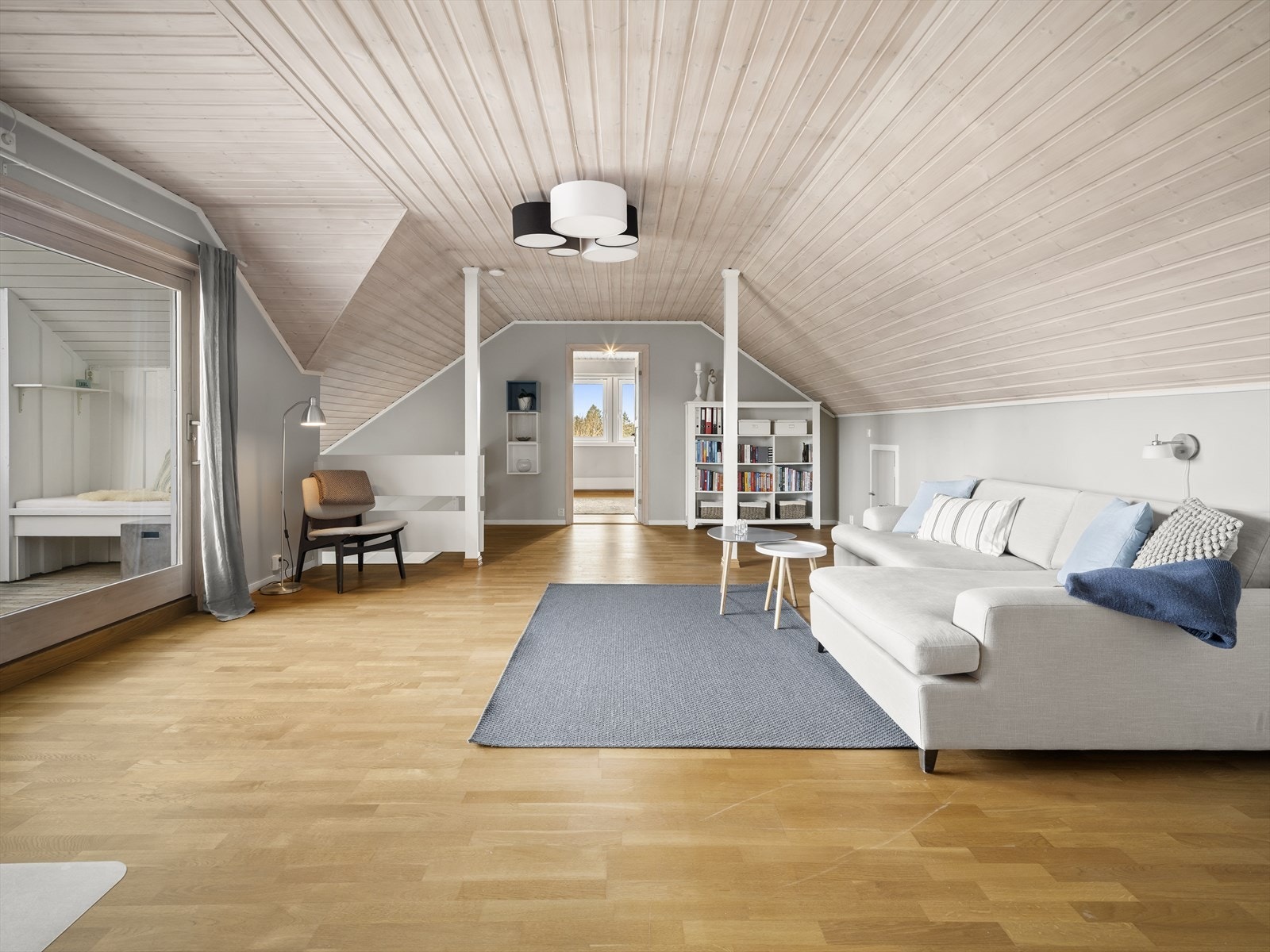 På hver side av loftstuen er det to romslige soverom Galleribilde