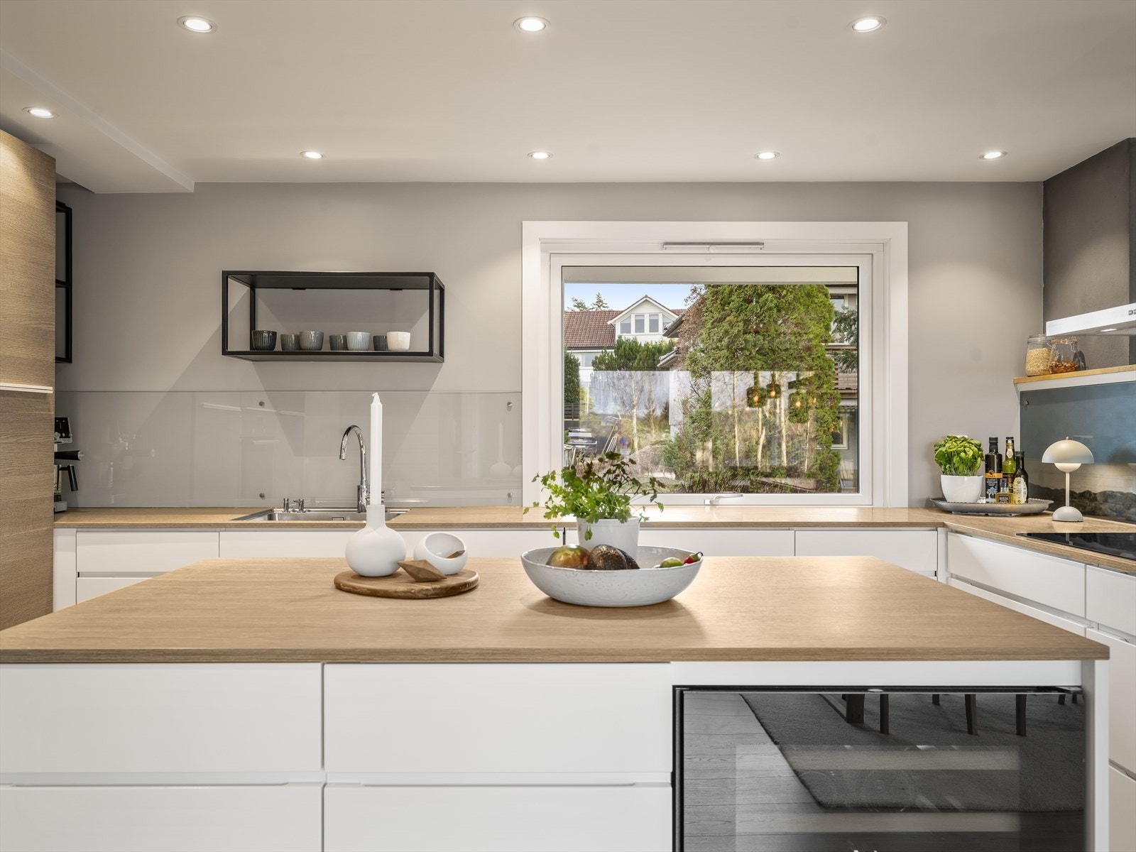 Lyst og praktisk kjøkken med integrerte hvitevarer - en kombinasjon av stil og funksjon. Galleribilde