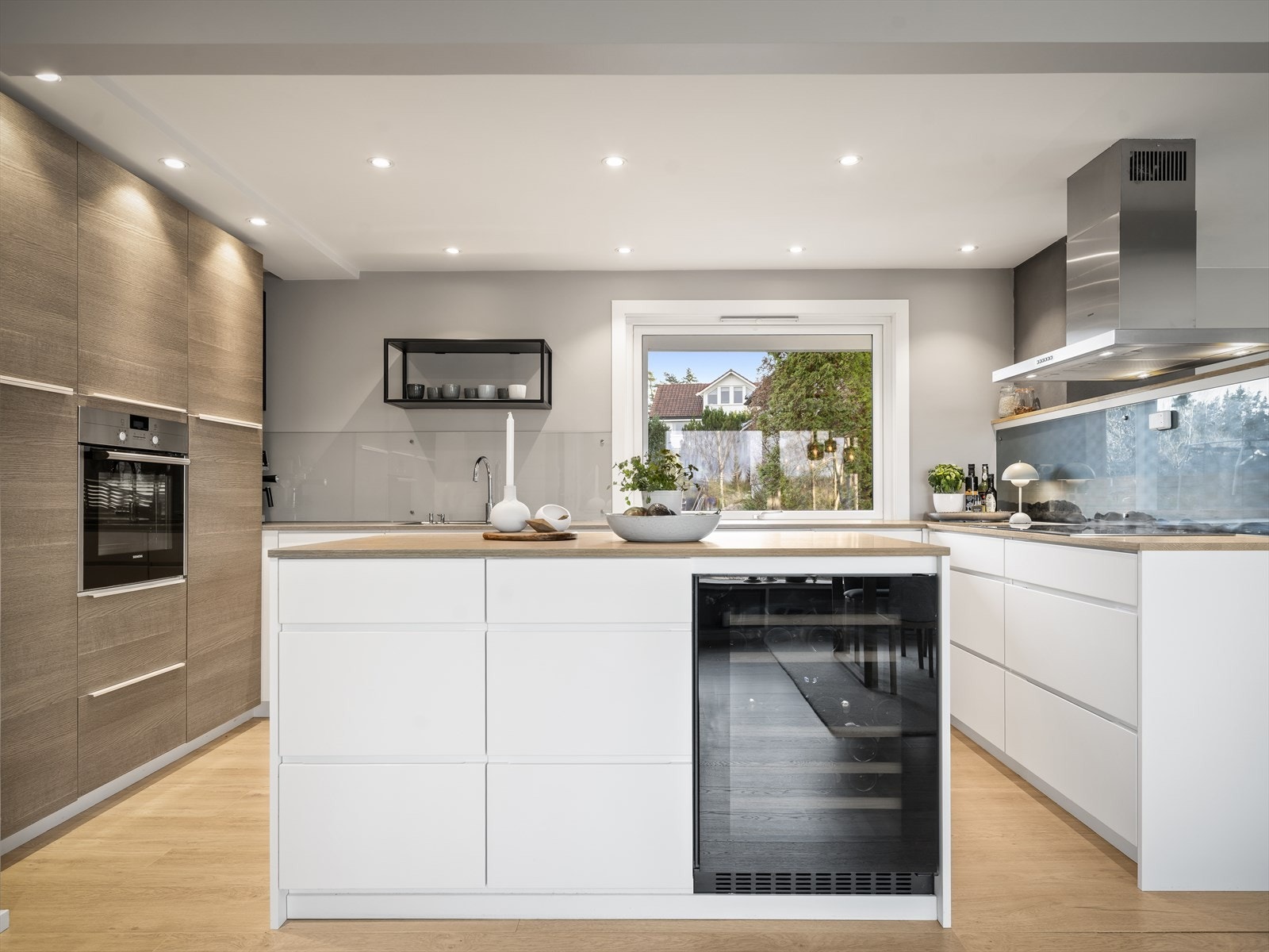 Kjøkkenet er godt utstyrt med kjøleskap, komfyr, platetopp, vinskap og komfyrvakt. Galleribilde