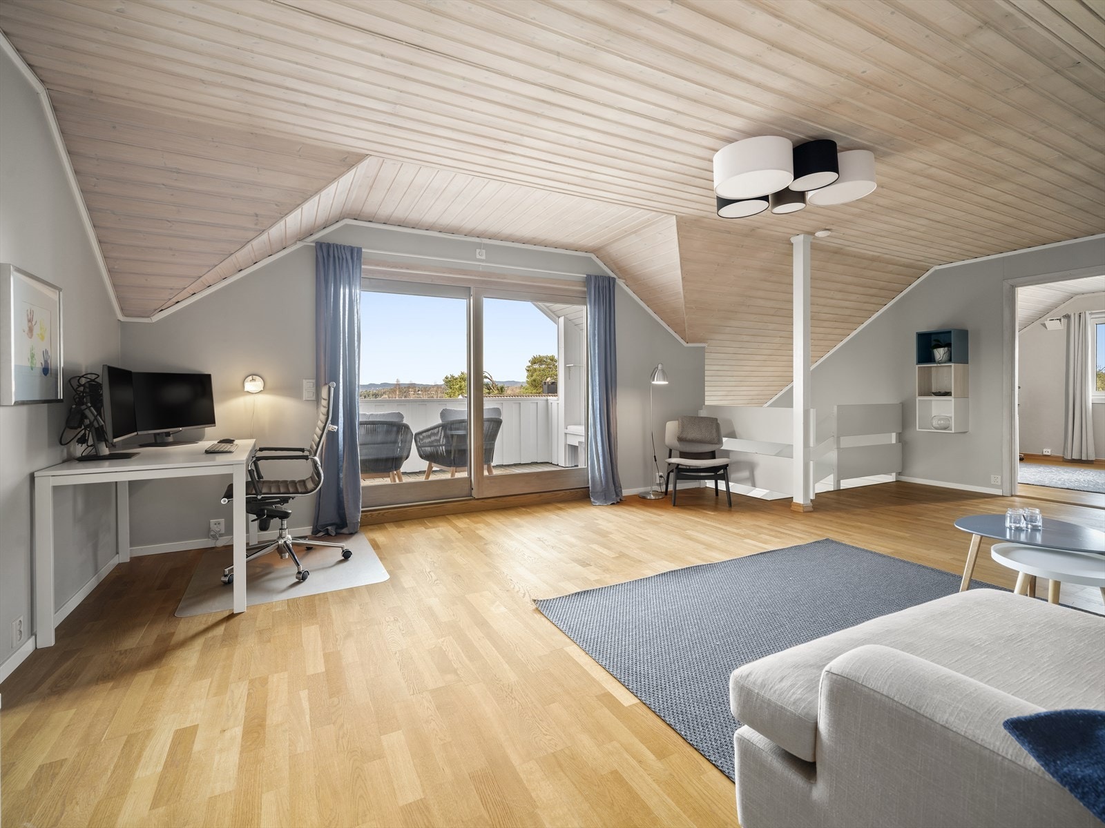 Loftstue er perfekt for familiens tenåringer eller barn. Her er det god plass til vennegjengen. Fra stuen er det utgang til veranda Galleribilde