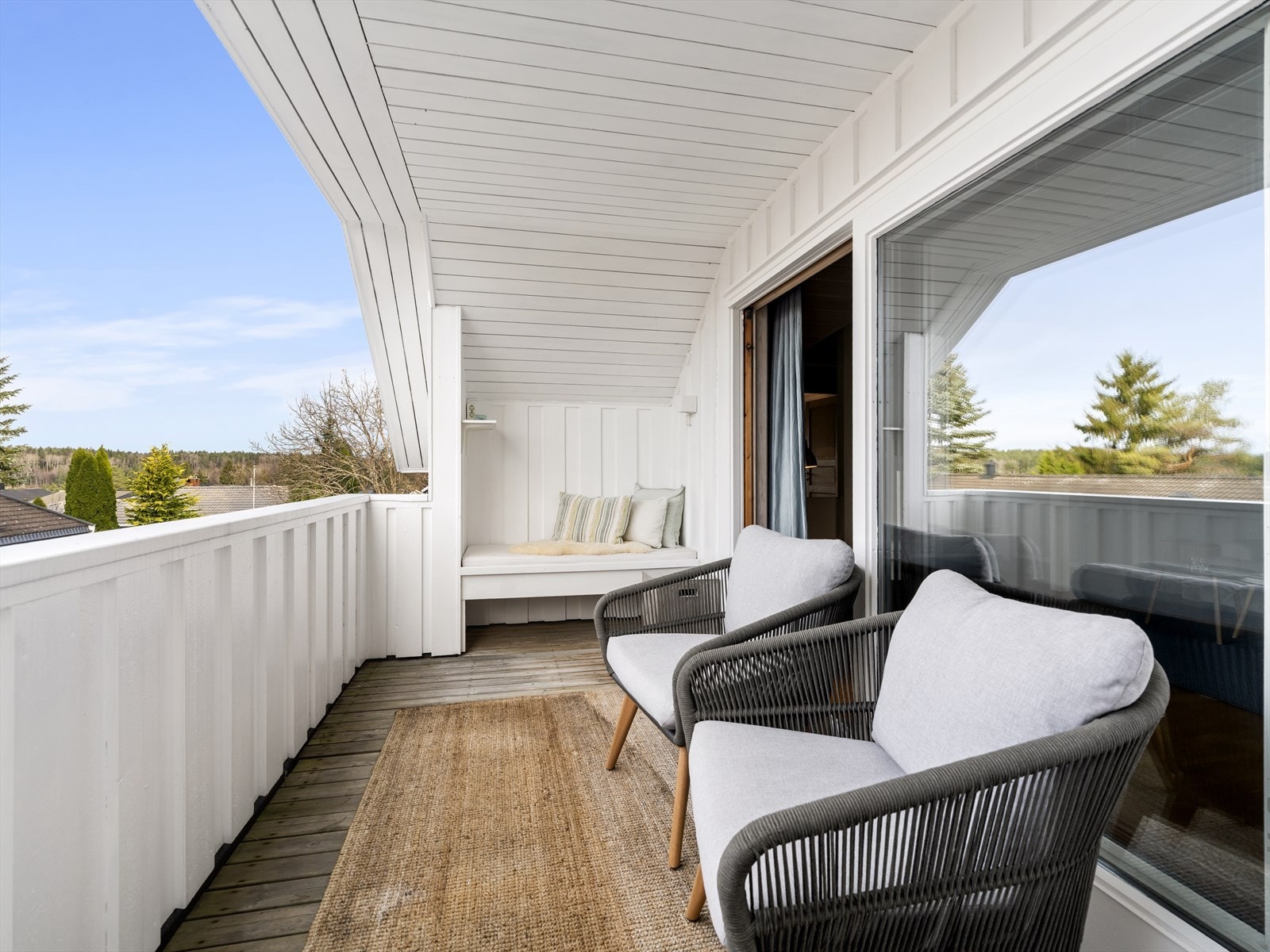 Fra loftstuen er det utgang til vestvendt veranda med god plass til sitte grupper samt en koselig plassbygget sofabenk Galleribilde