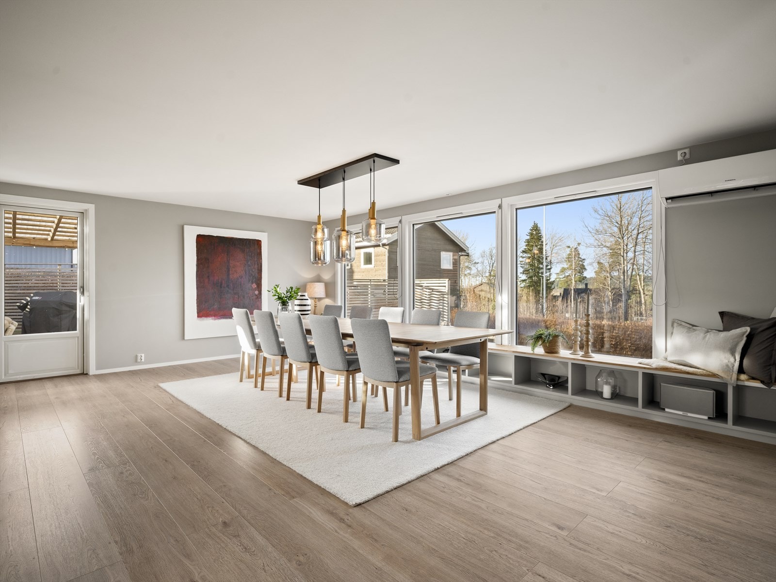 Boligen har en romslig stue med god plass til både sofagruppe og stor spisestue. Galleribilde