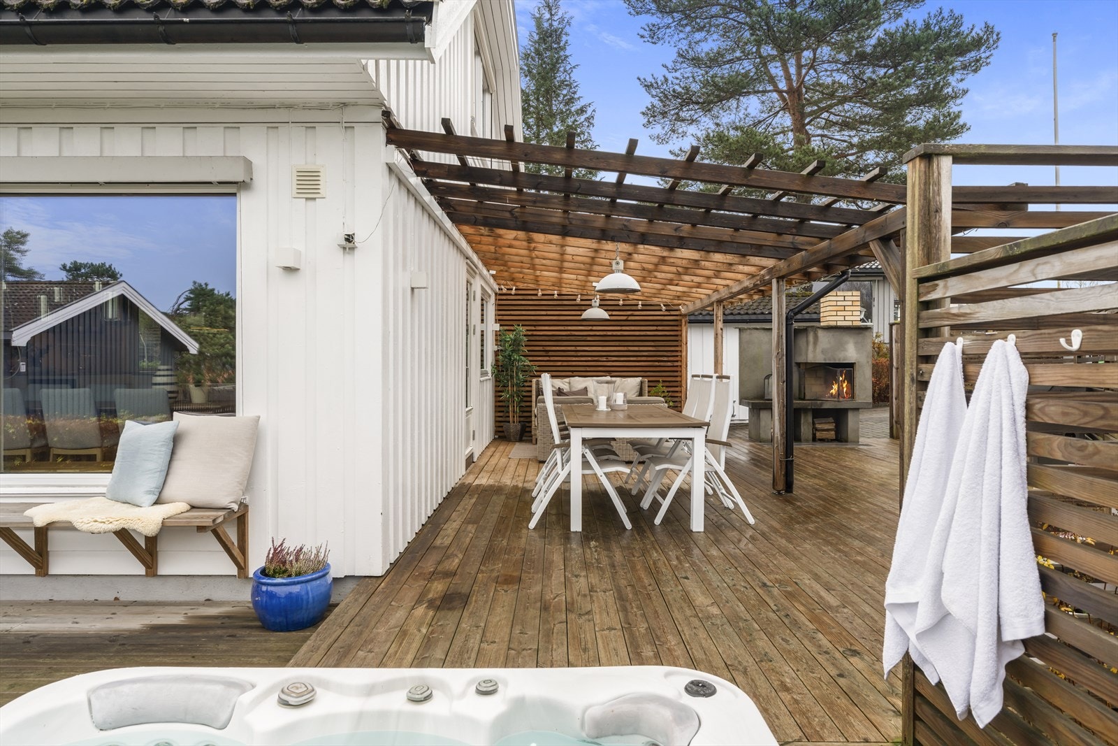 Den romslige terrassen kan nytes året rundt, og her finner du et medfølgende boblebad som gir ekstra komfort Galleribilde