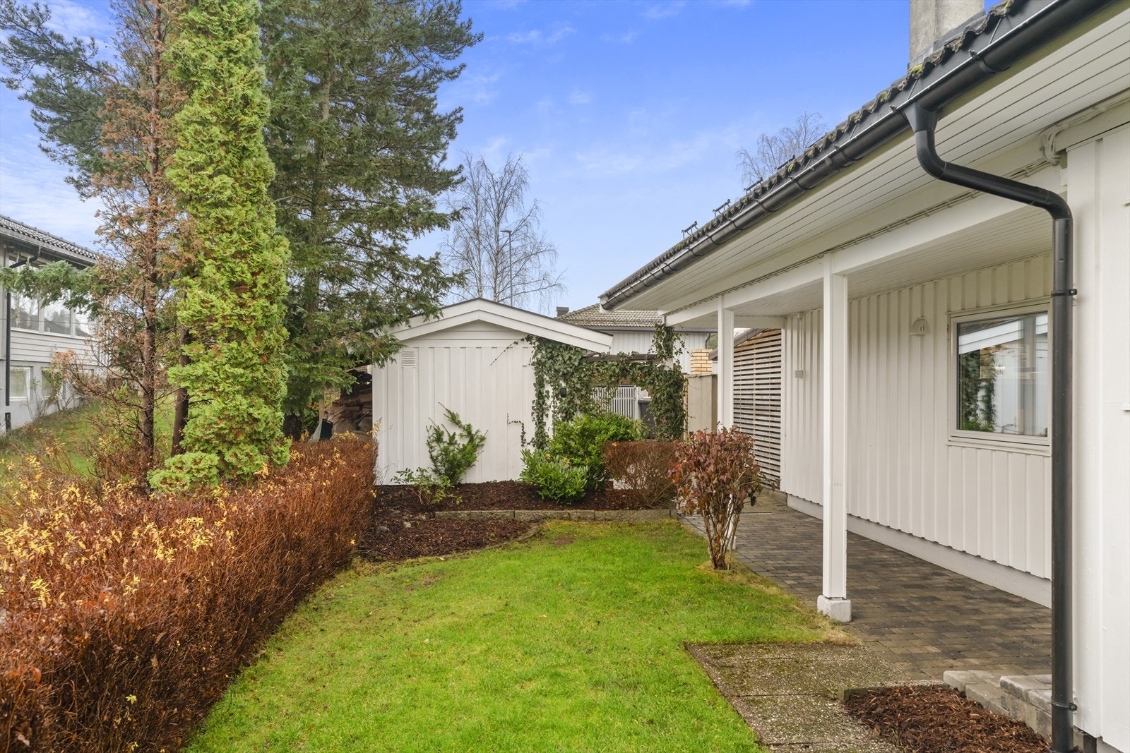 Grønne omgivelser og gode solforhold gir en idyllisk ramme rundt boligen Galleribilde