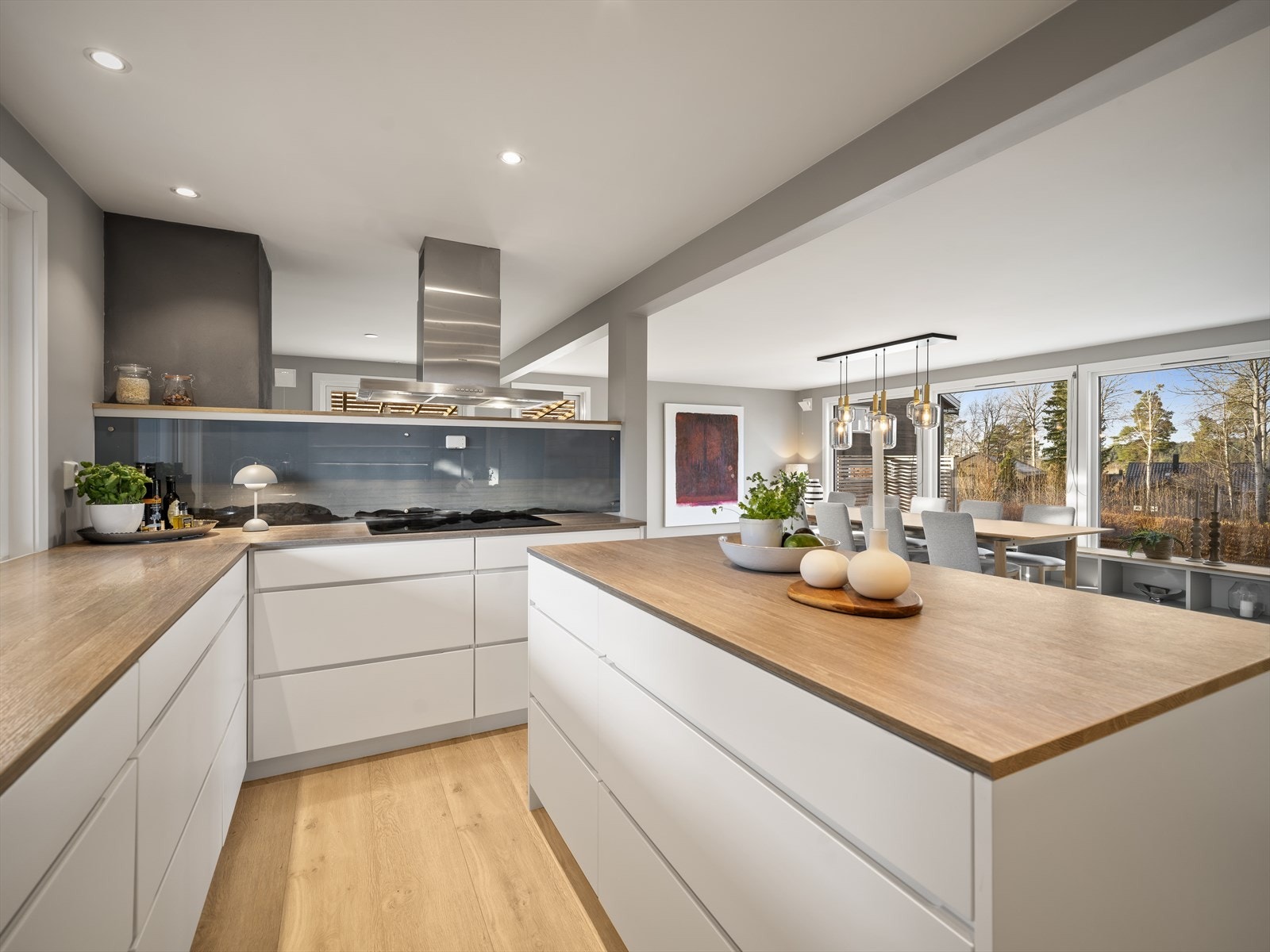 Boligen har et lekkert kjøkken som inviterer til samvær - moderne design og gjennomtenkte detaljer. Galleribilde