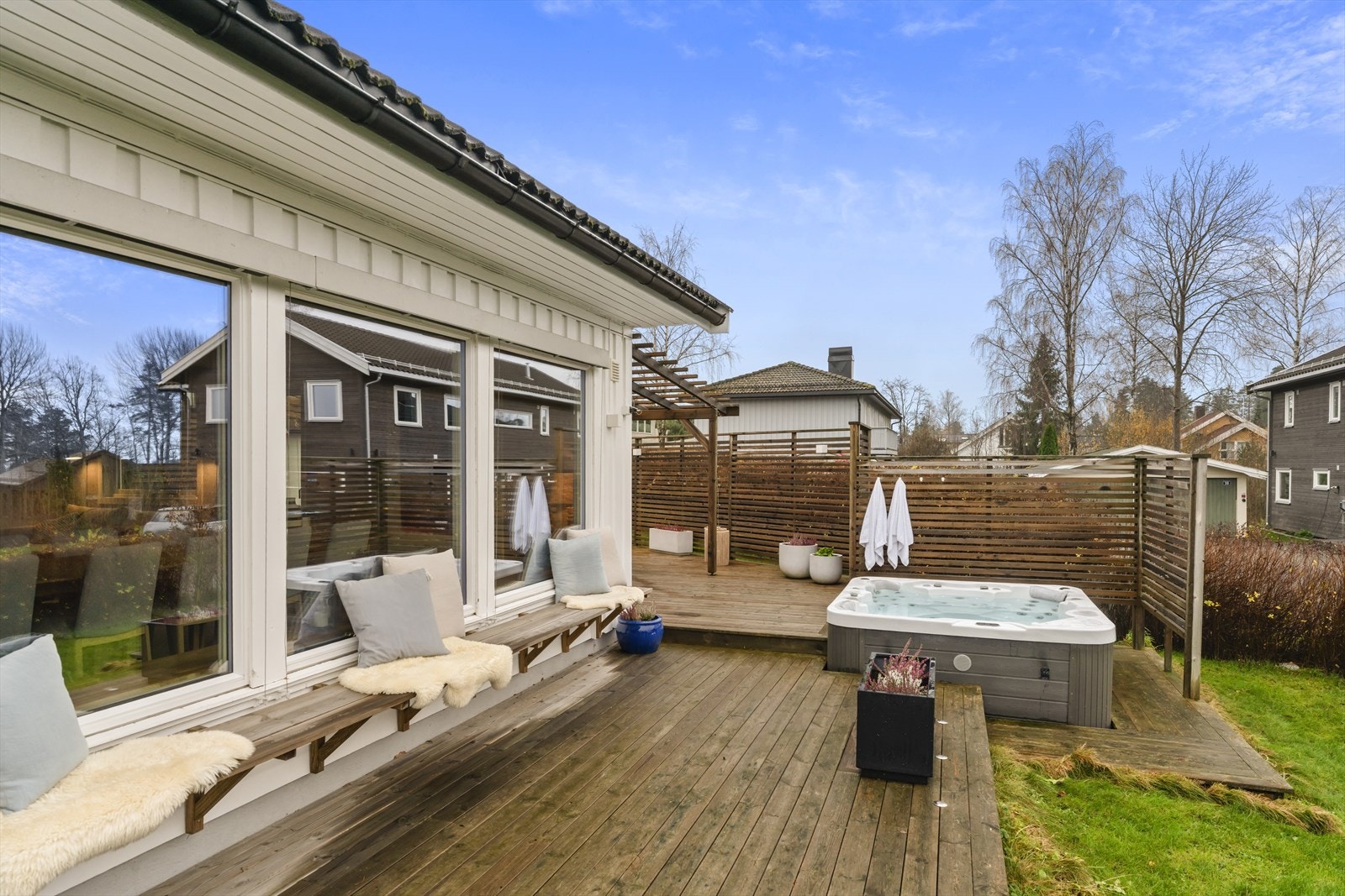 Rundt boligen er det flere hyggelige uteplasser og plassbyggde sitteplasser Galleribilde