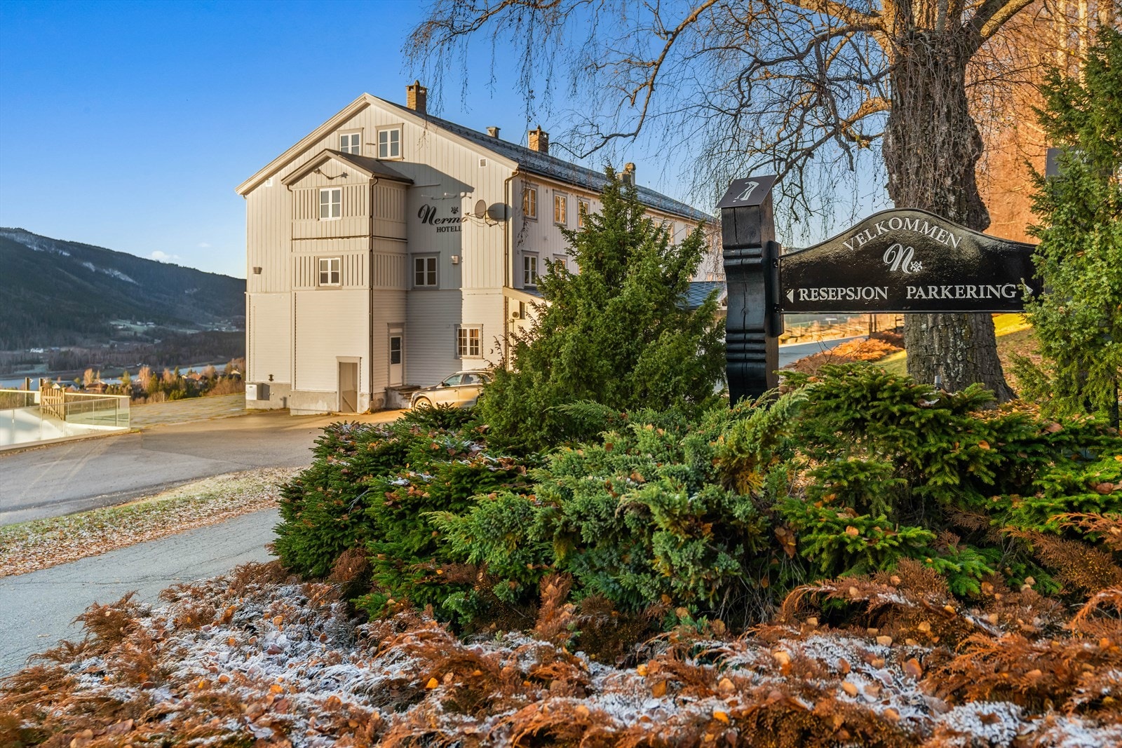 Det som gjør oppholdet ekstra praktisk, er at hotellet ligger rett ved steder der man kan bestille mat. Enten du ønsker en rask lunsj, takeaway etter en dag i bakken, eller en rolig middag, har du flere alternativer i umiddelbar nærhet. Galleribilde