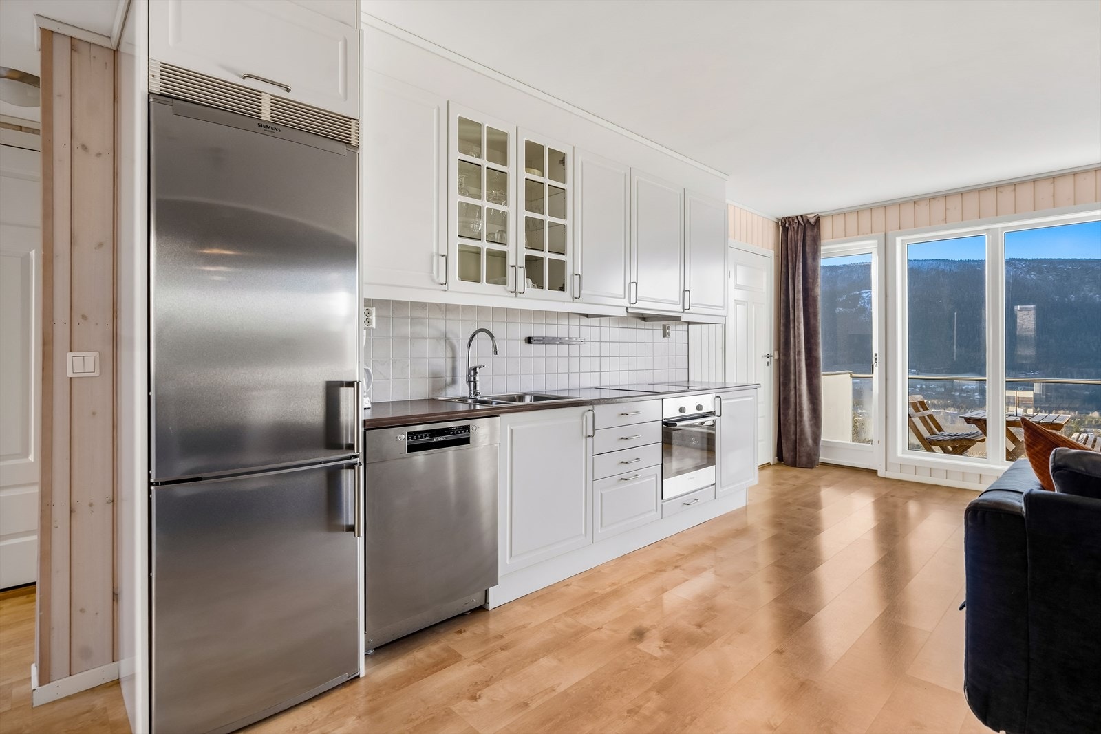 Kjøkkenet har innredning med laminerte skrog og laminert benkeplate med nedfelt kjøkkenkum. Galleribilde