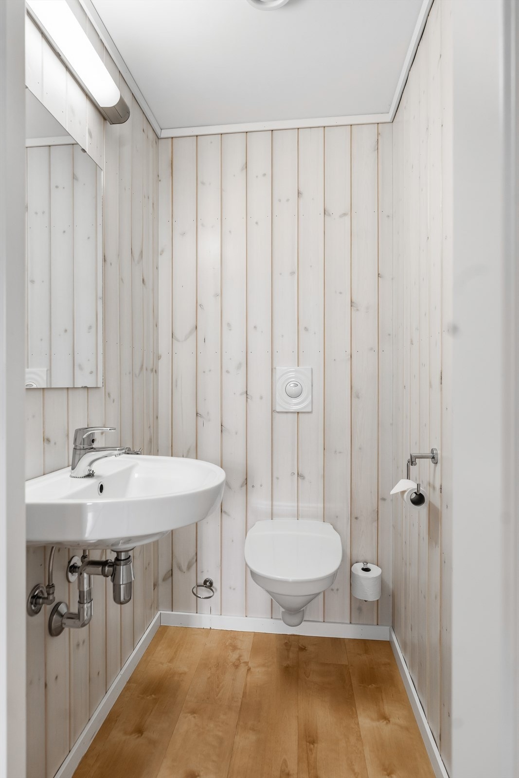 Leiligheten har også et separat toalettrom med vegghengt toalett og servant. Galleribilde