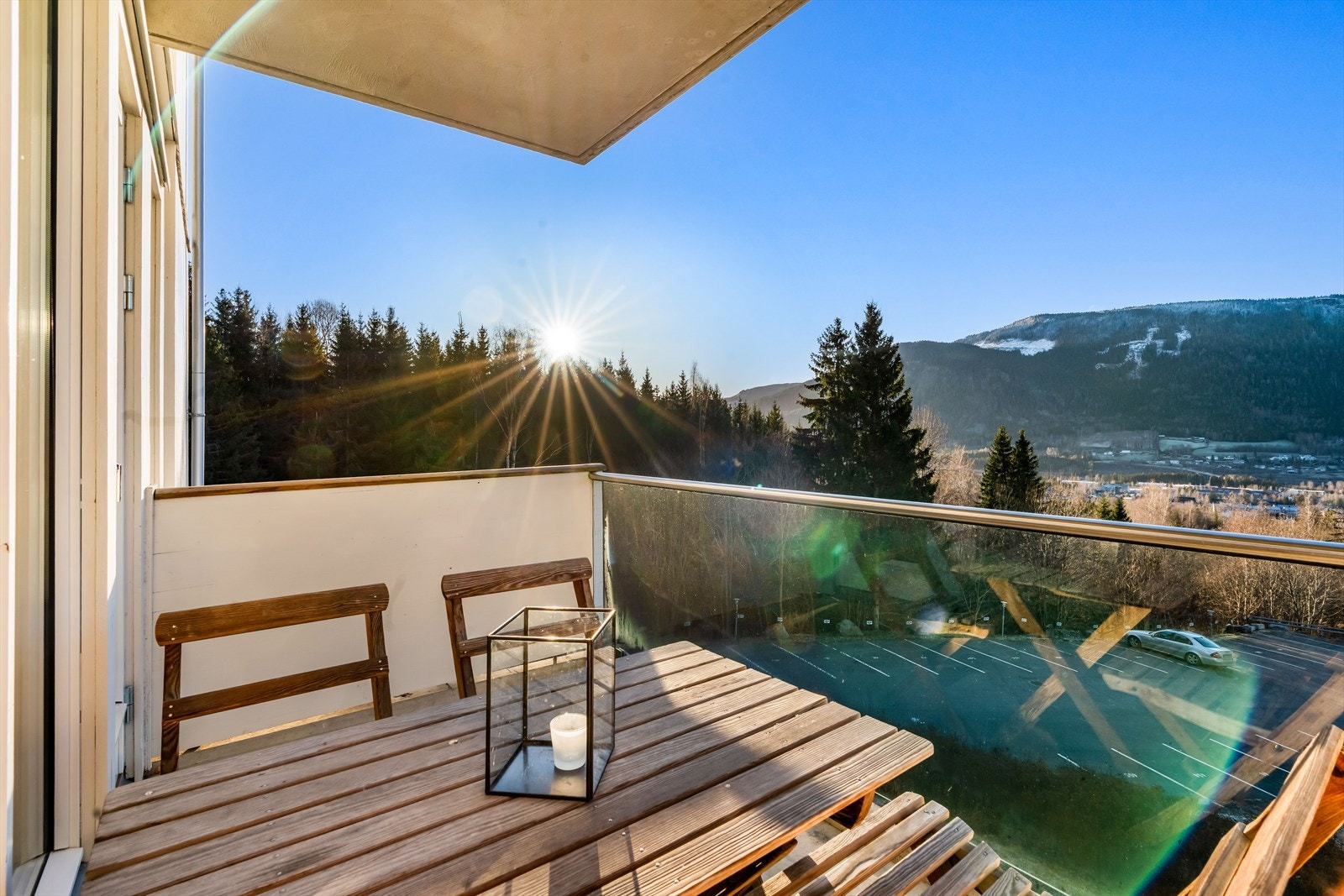 Fra stuen og kjøkkenet er det utgang til en vestvendt balkong med nydelig utsikt mot Gudbrandsdalslågen og Øyer Galleribilde