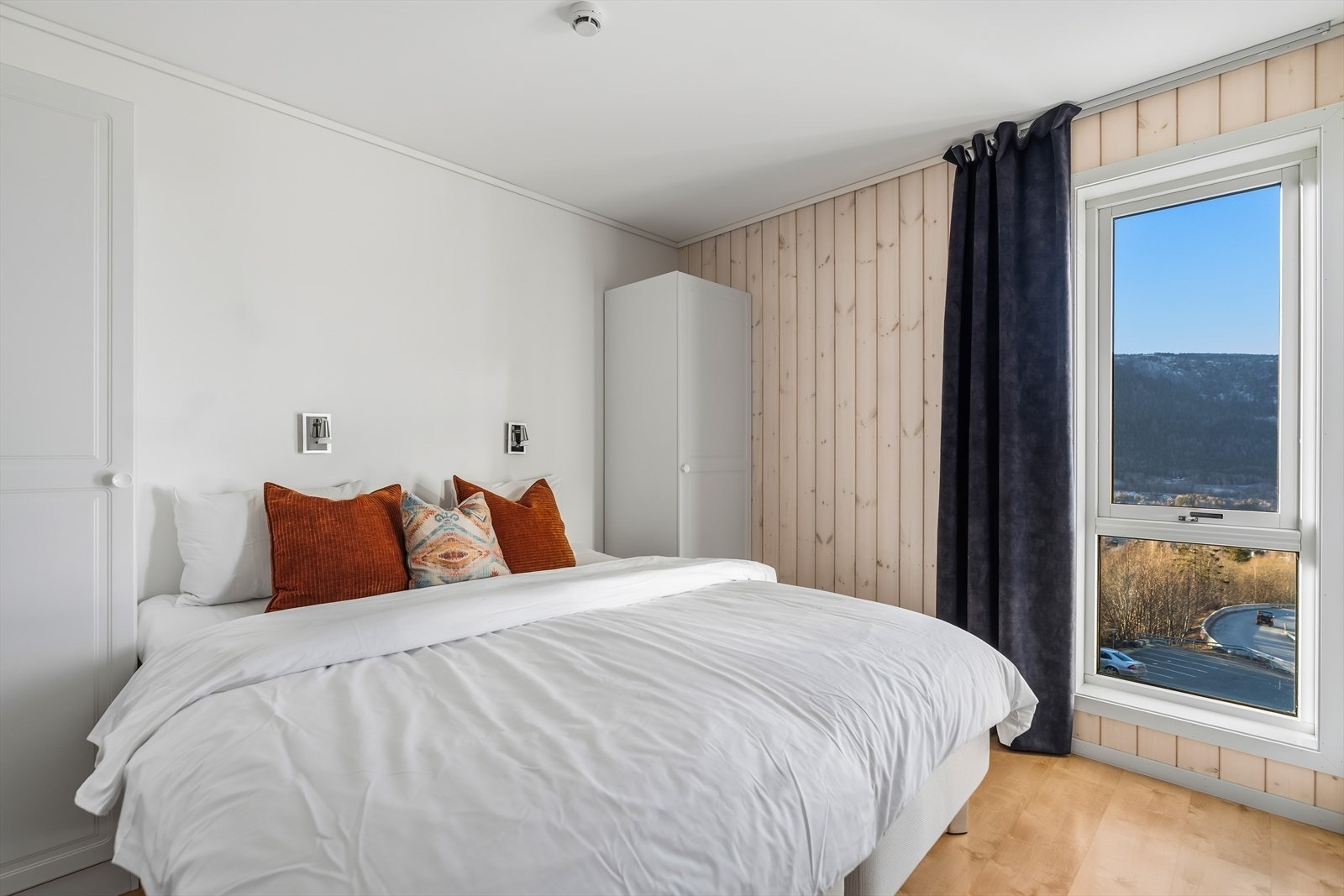 Hovedsoverommet har god plass til dobbeltseng og garderobeløsning. Galleribilde