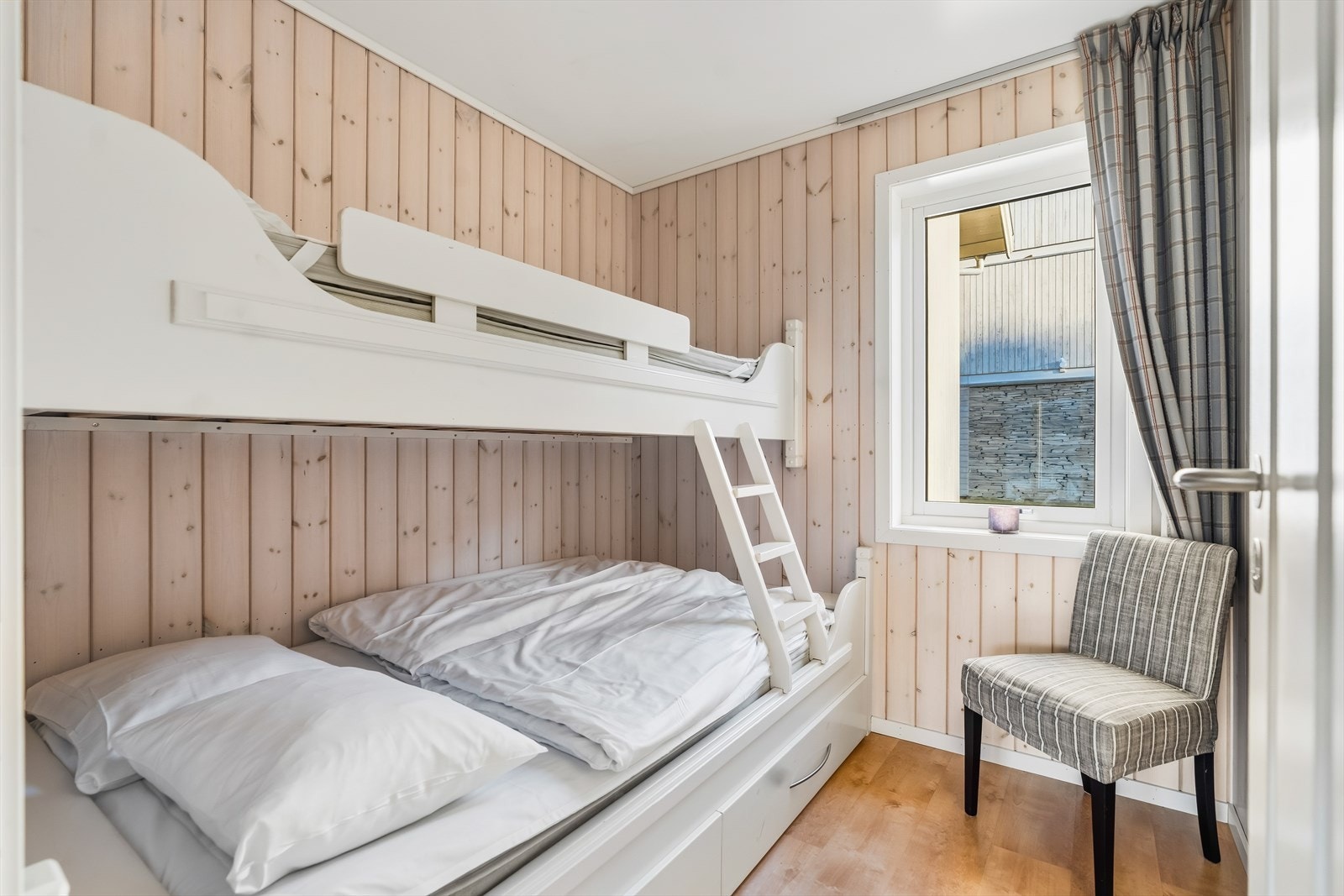 De to øvrige soverommene er innredet med plassbygde køyesenger, noe som gir praktiske og smarte soveplasser. Galleribilde