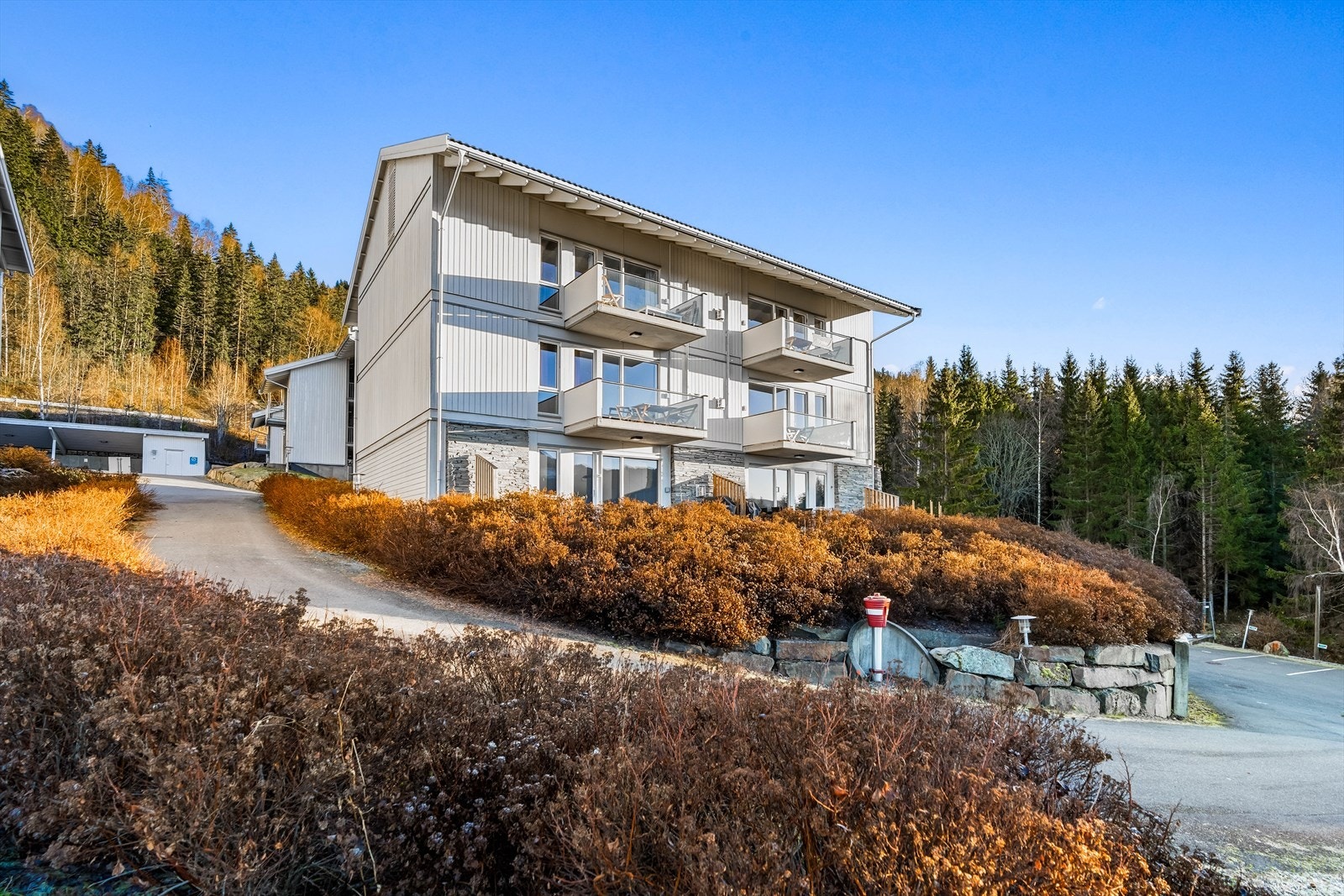 Rett utenfor inngangsdøren ligger en ekstern bod som gir ekstra lagringsmuligheter. Galleribilde