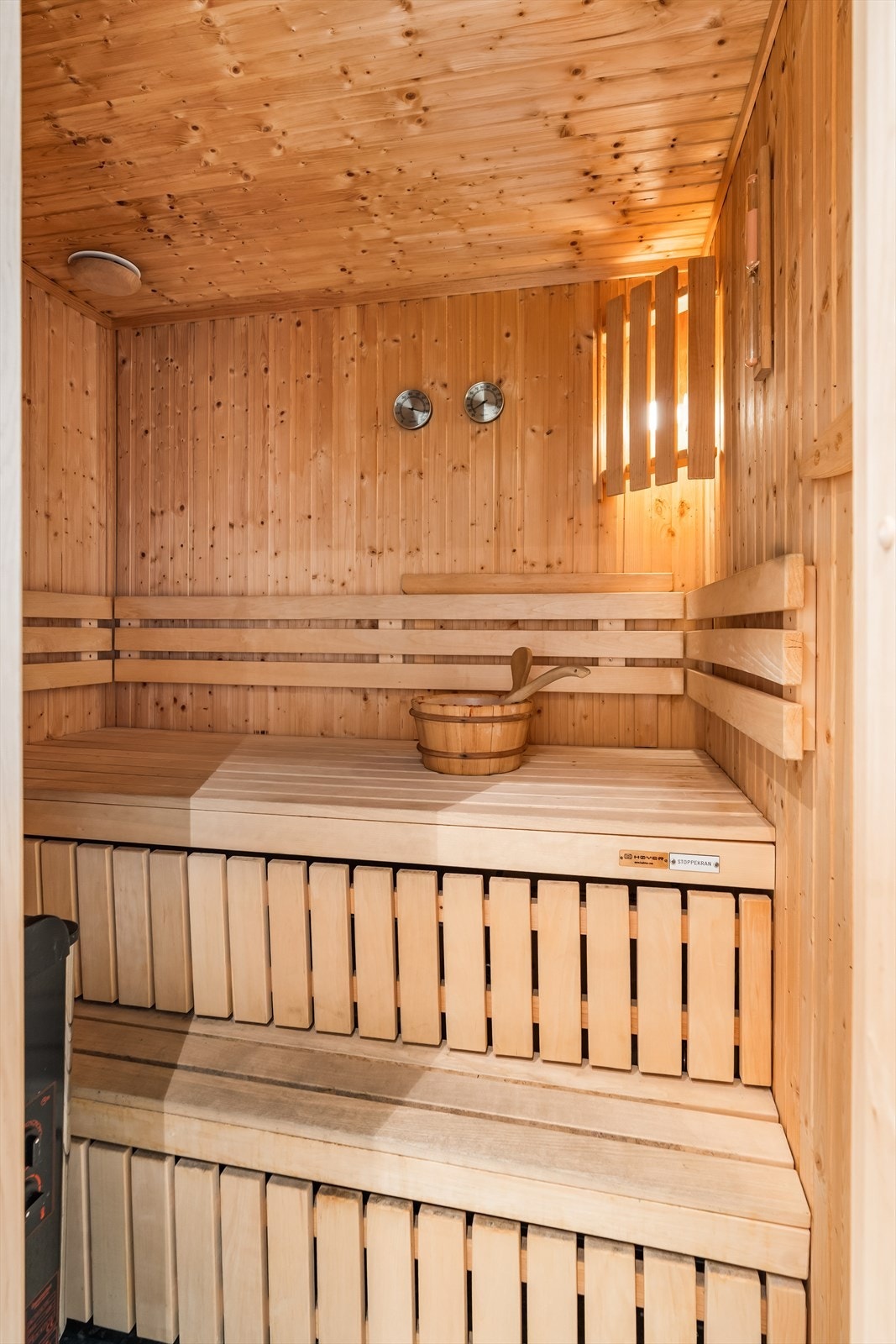 Fra badet er det adkomst til en romslig badstue med flislagt gulv og panel på vegger og tak. Her finner du plassbygde benker og en effektiv badstuovn som legger til rette for avslapning. Galleribilde