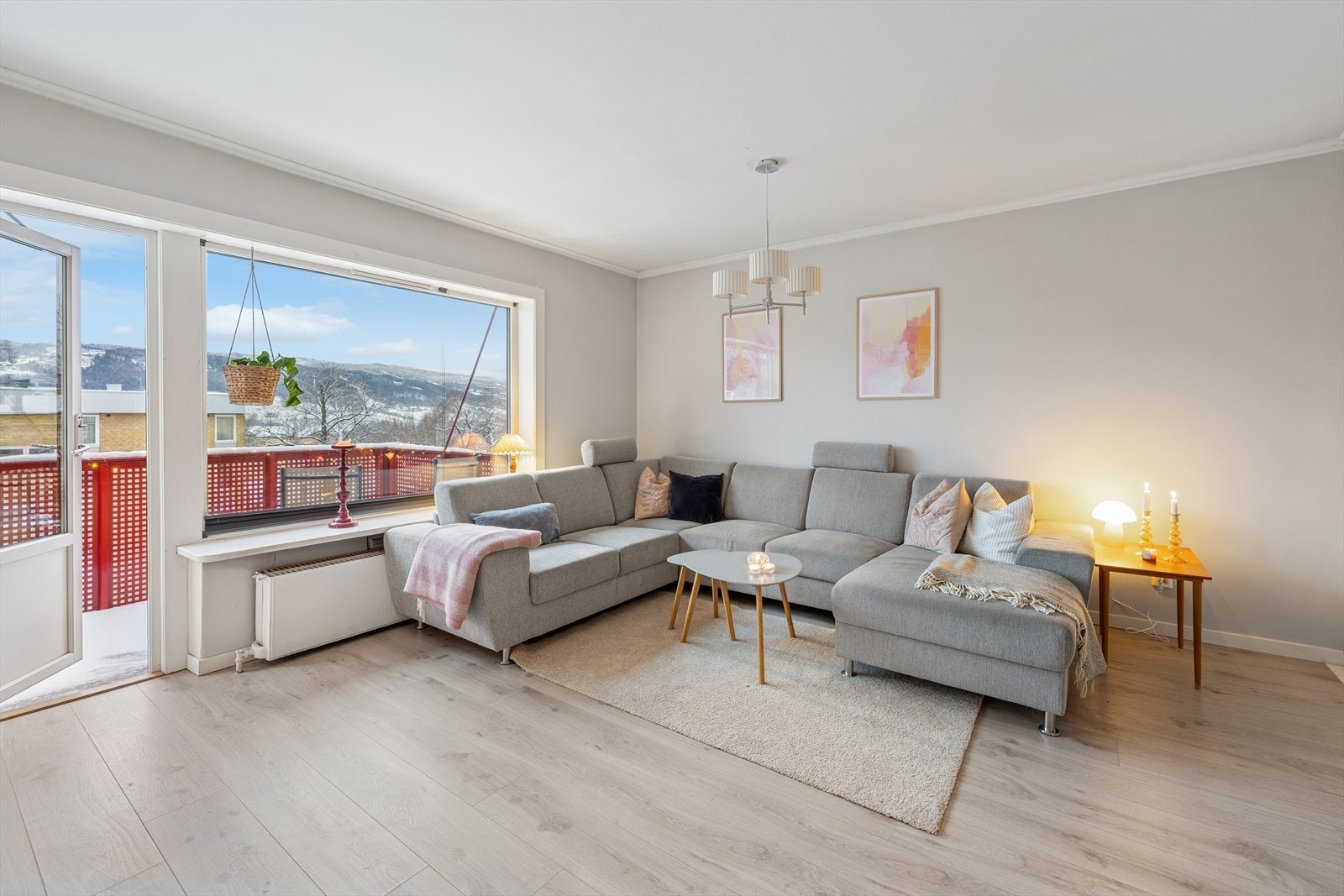 Fra stuen er det utgang til balkong. Galleribilde