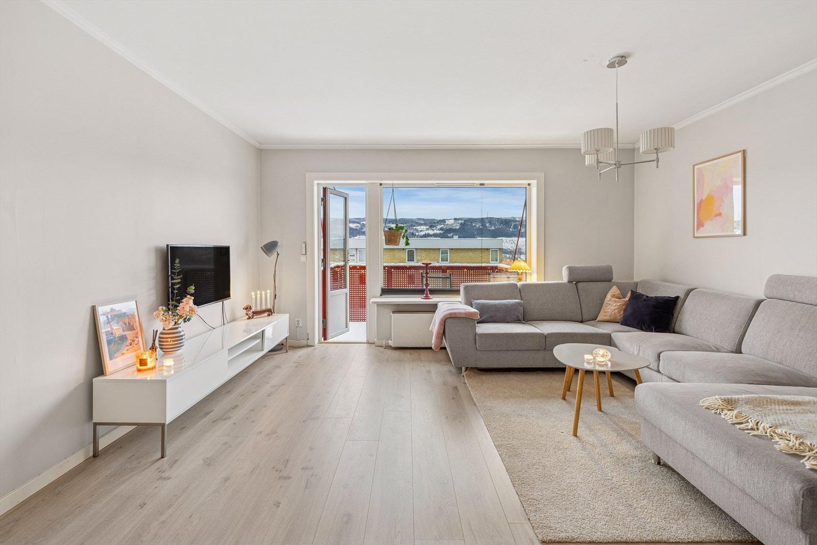 Dette er en lys og trivelig 3-roms selveierleilighet rett ved Søndre Park! Galleribilde