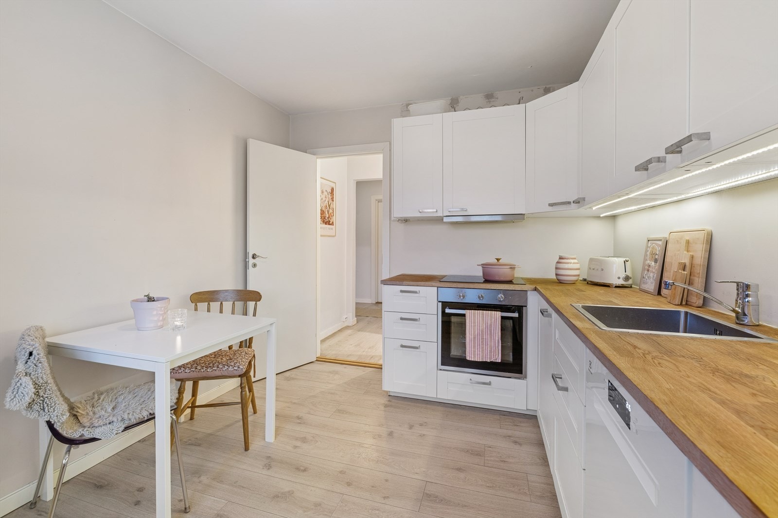 Kjøkkenet har godt med skap og benkeplass. Galleribilde