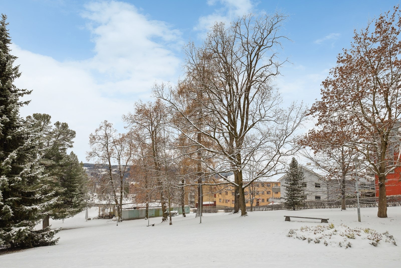 Søndre park er nærmeste nabo. Her finner man store, mektige trær, busker og blomster, spaserveger, benker, vann, skulpturer, musikkpaviljong og kafé. Galleribilde
