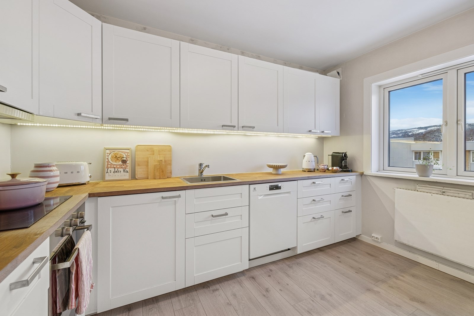 Det er Integrert komfyr, koketopp og plass til frittstående oppvaskmaskin og kjøleskap. Kjøkkenventilator med kullfilter. Galleribilde